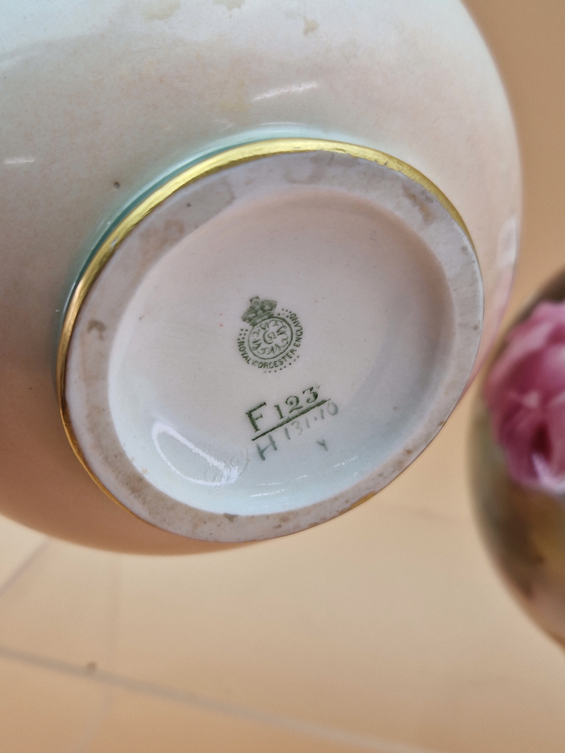 A PAIR OF 1911 ROYAL WORCESTER VASES, THE COMPRESSED SPHERICAL BODIES PAINTED WITH ROSES. H 15.5cms. - Image 5 of 5