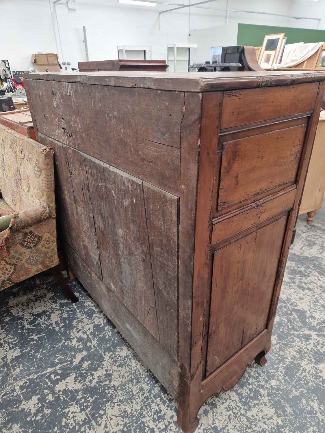 A 19th C. FRENCH WALNUT CABINET WITH TWO FLUTE FRONTED DRAWERS ABOVE TWIN PANELLED DOORS AND A - Image 5 of 5