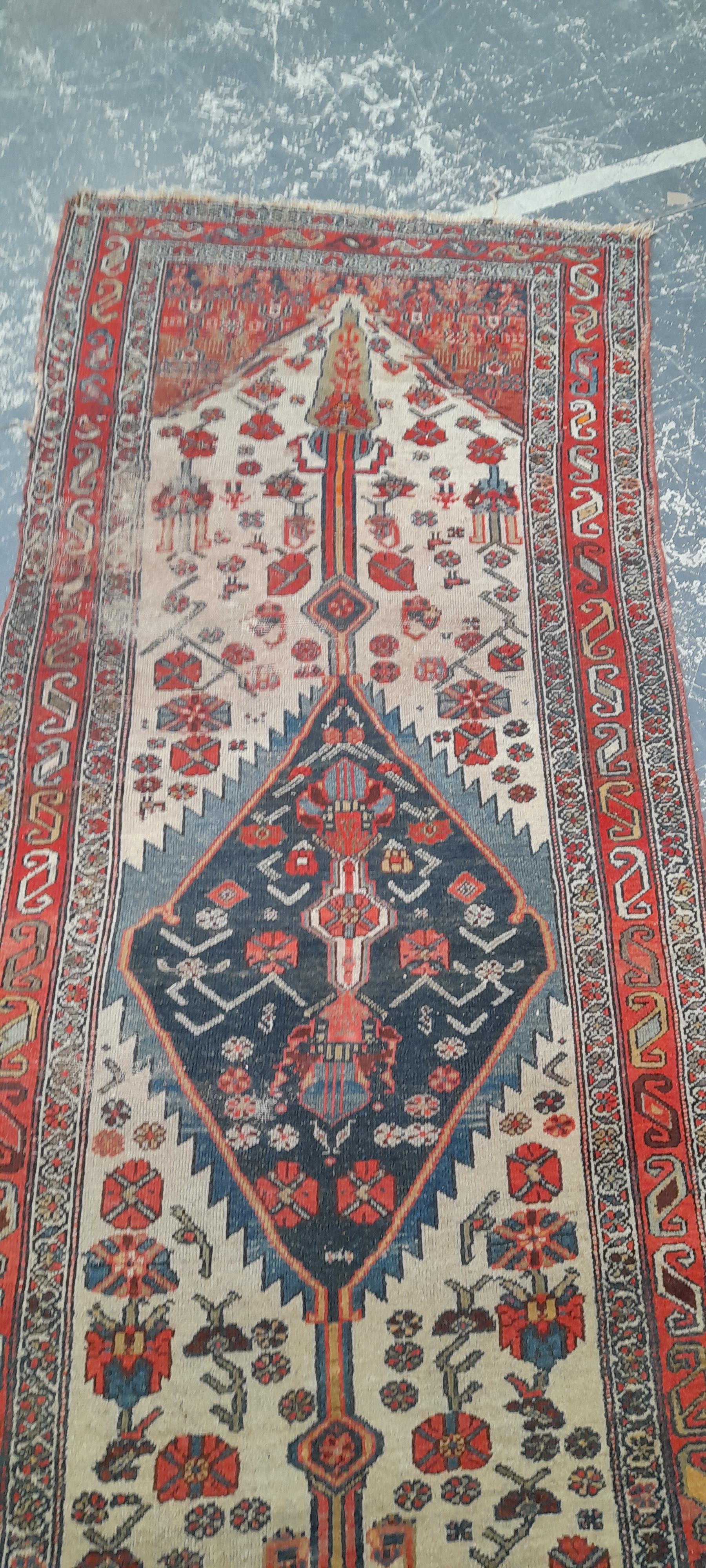 AN ANTIQUE PERSIAN HAMADAN RUNNER 285 x 103 cm. - Image 3 of 5