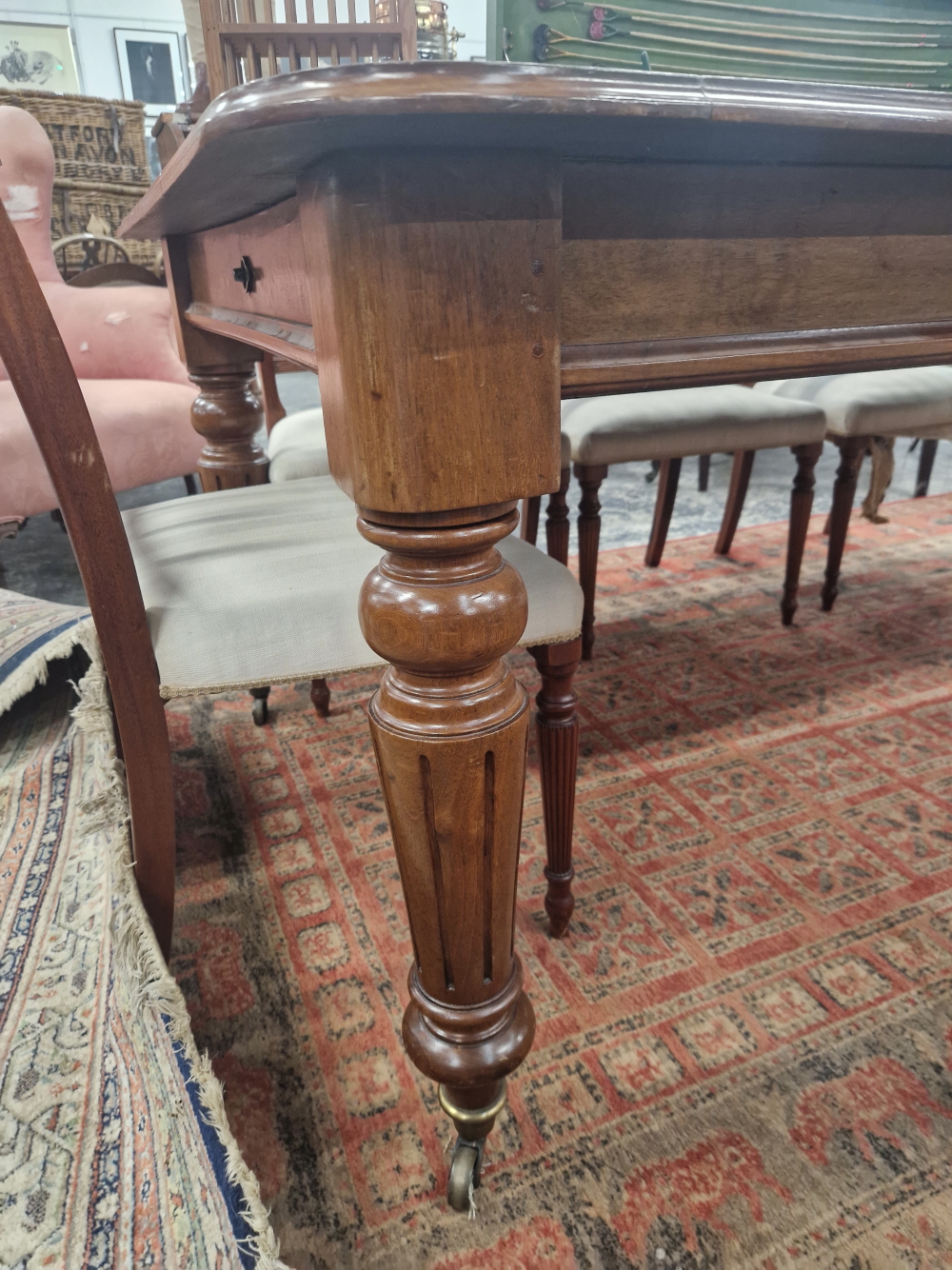 A LATE VICTORIAN MAHOGANY RECTANGULAR DINING TABLE WITH ONE LEAF, THE FOUR FLUTED CYLINDRICAL LEGS - Image 2 of 5