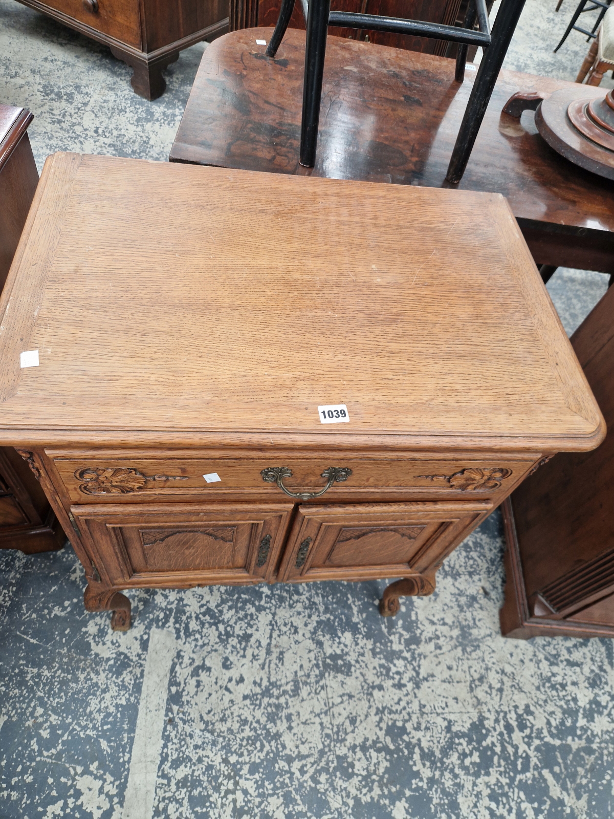 AN OAK SIDE CABINET WITH A DRAWER ABOVE PANELLED DOORS, CABRIOLE FRONT LEGS ON CARVED FEET - Image 3 of 4