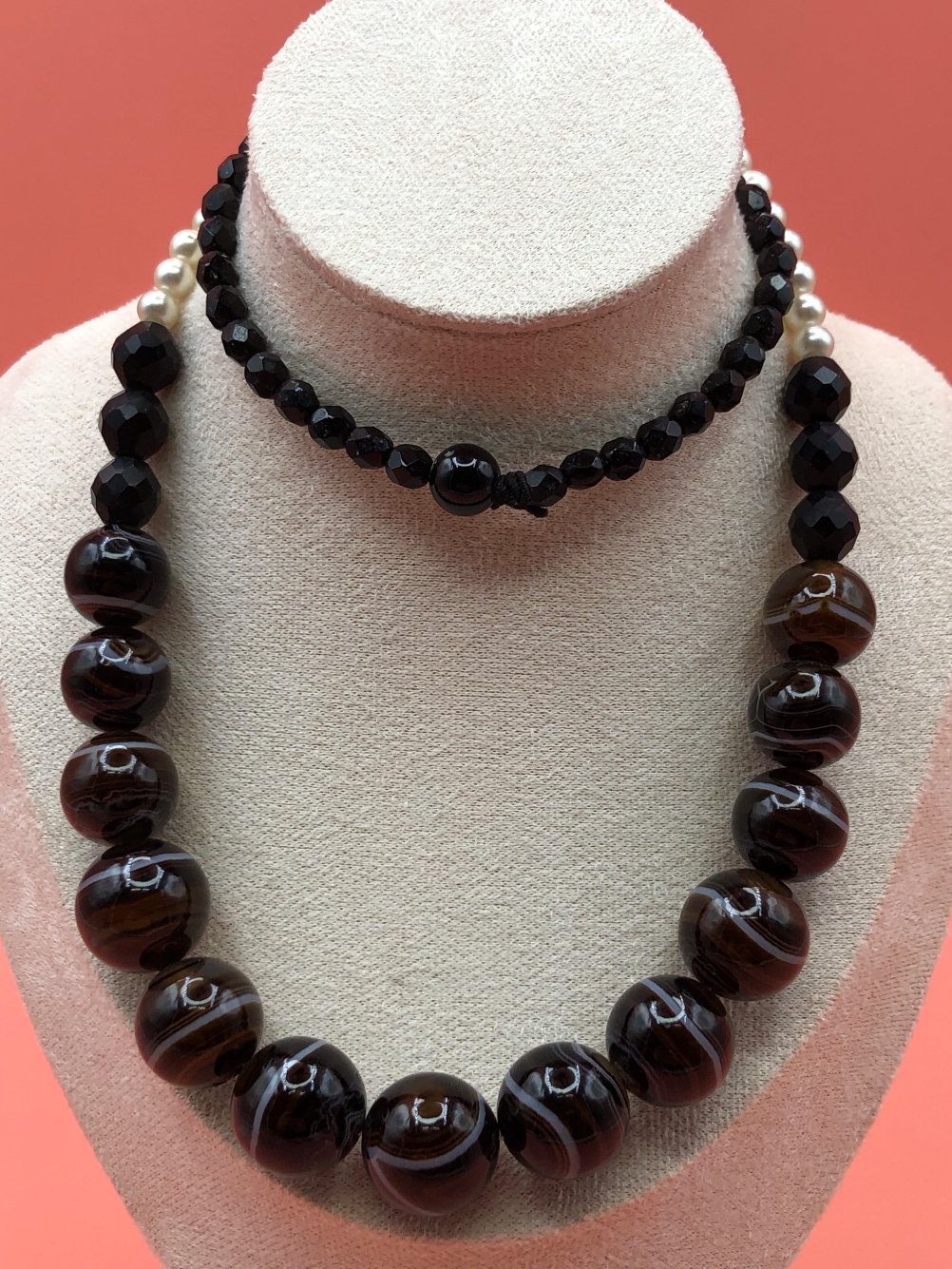 A BANDED AGATE AND MULTI BEAD GRADUATED CONTINUIOUS NECKLACE. LENGTH 66cms. - Image 4 of 6