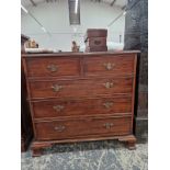A CROSS BANDED MAHOGANY CHEST OF TWO SHORT AND THREE LONG DRAWERS ON SHAPED BRACKET FEET. W 95 x D