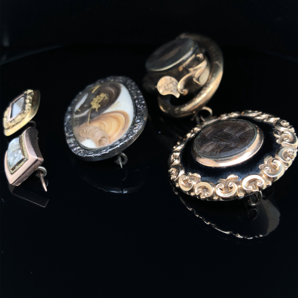 A GROUP OF FIVE ANTIQUE MOURNING BROOCHES. UNHALLMARKED, THREE ASSESSED AS 9ct GOLD. GROSS WEIGHT OF - Image 5 of 5