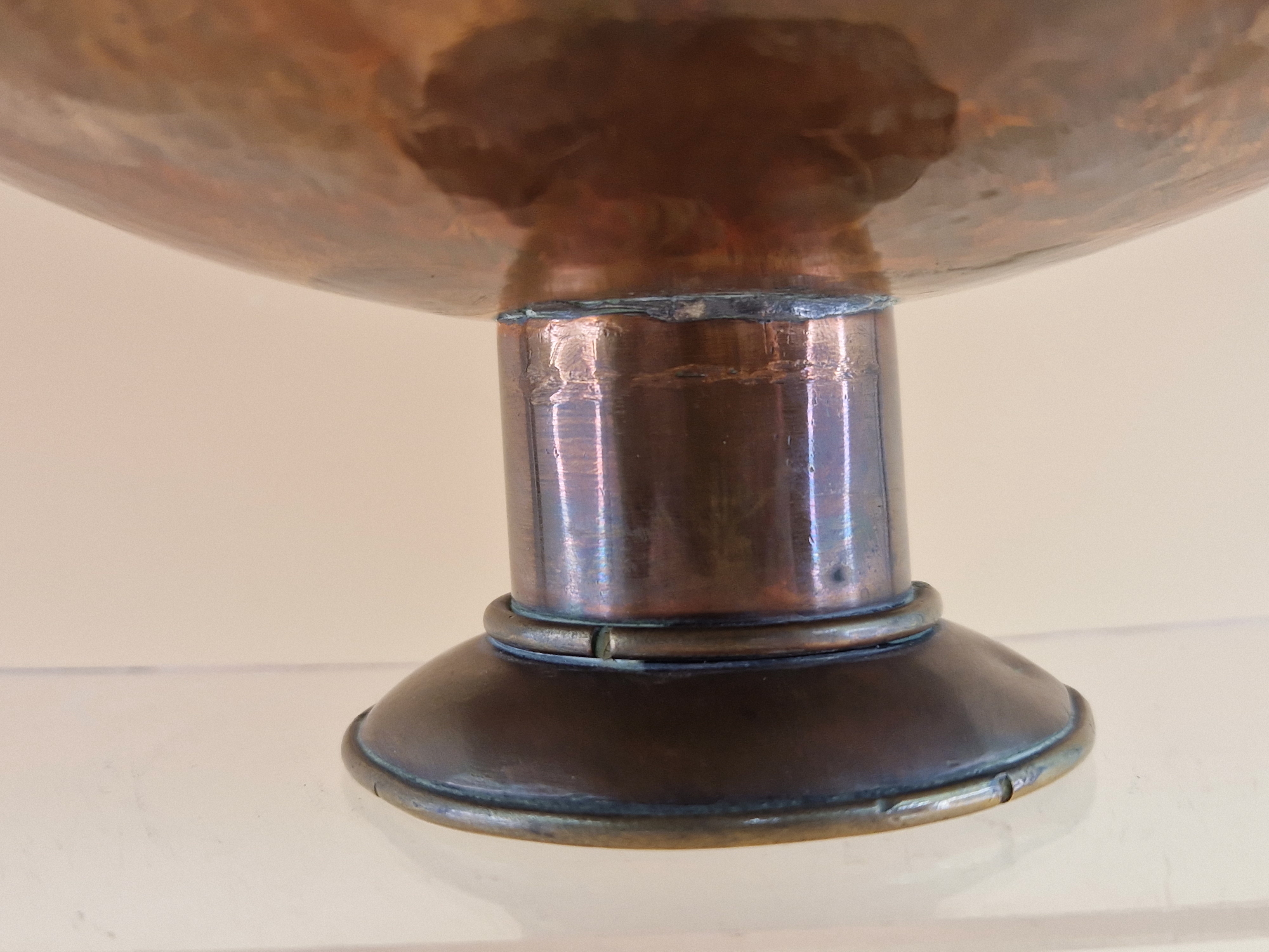 AN ARTS AND CRAFTS COPPER TWO HANDLED OVAL BOWL RAISED ON A CYLINDRICAL COLUMN AND CIRCULAR FOOT. - Image 5 of 6