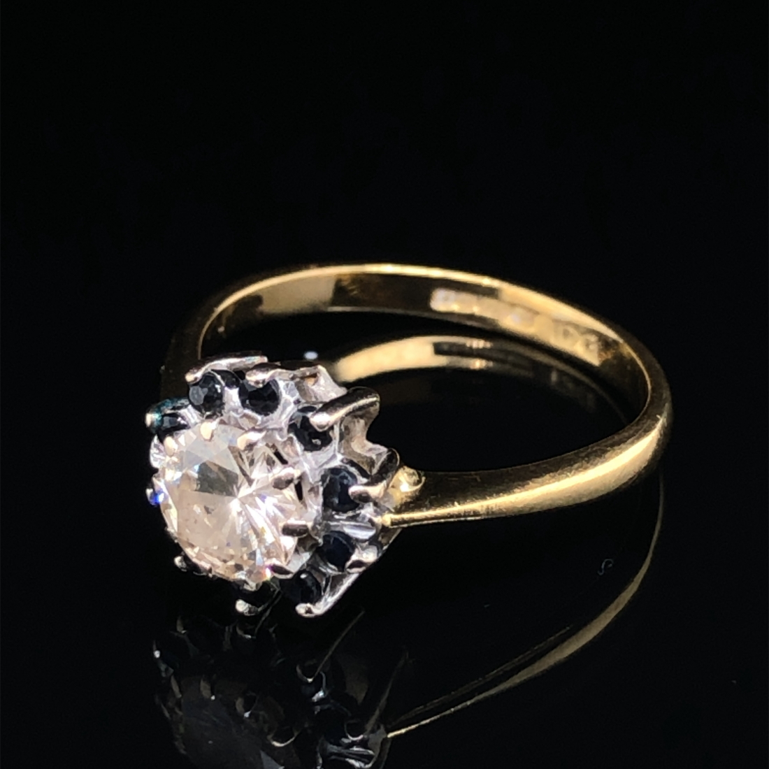 A DIAMOND AND SAPPHIRE ROUND CLUSTER RING. THE CENTRE DIAMOND A ROUND BRILLIANT CUT, ASSESSED - Image 10 of 10