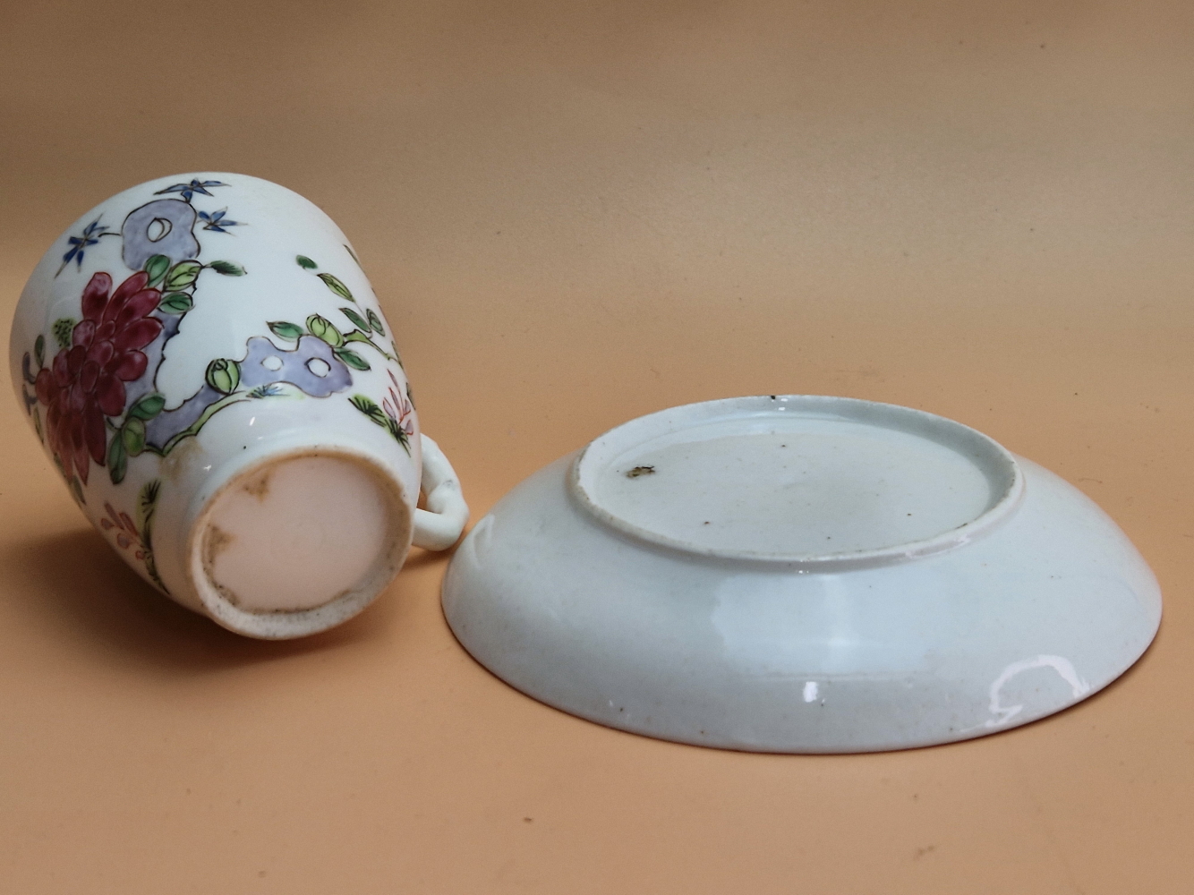 A BOW PORCELAIN COFFEE CUP AND SAUCER PAINTED WITH FLOWERS GROWING BY ROCKS - Image 6 of 6