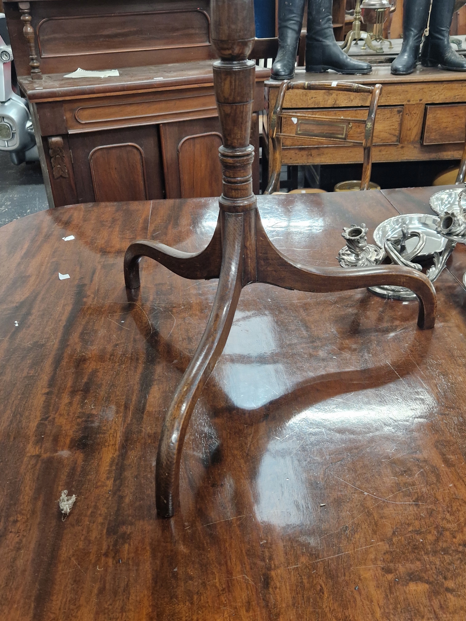 AN EARLY 19th C. MAHOGANY OVAL TOPPED TRIPOD TABLE WITH A BALUSTER COLUMN AND DOWN SWEPT LEGS - Image 3 of 4