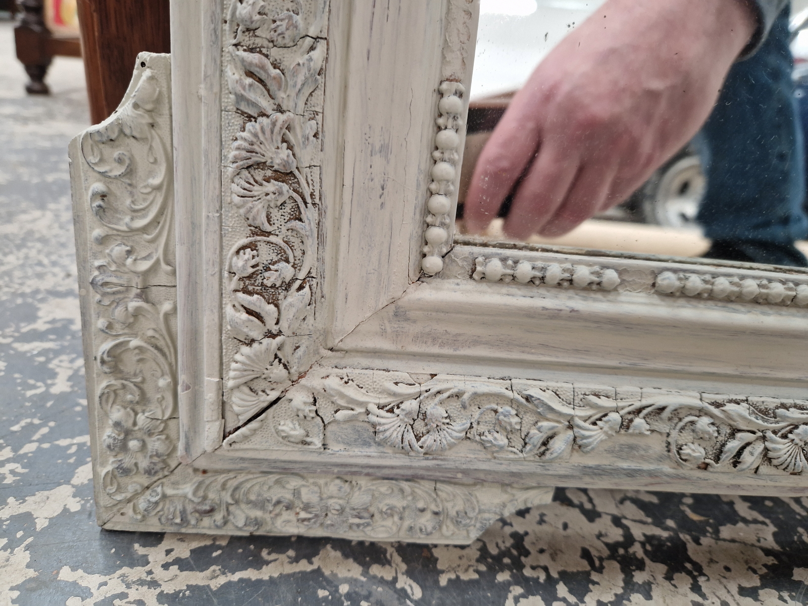 AN ANTIQUE WALL MIRROR WITH CARVED WOOD AND GESSO FRAME. - Image 6 of 7