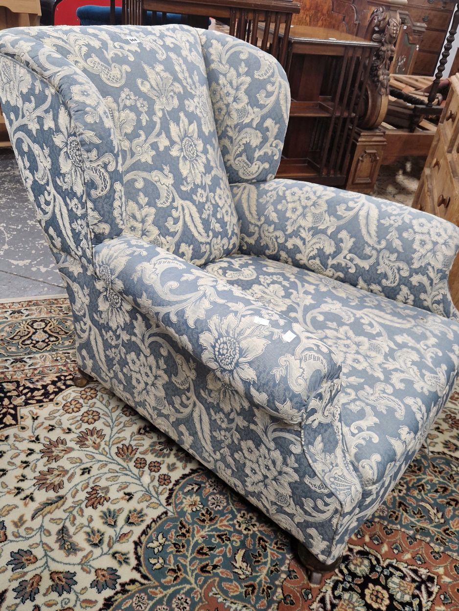 A CONTEMPORARY WING ARMCHAIR UPHOLSTERED IN BLUE DAMASK AND SUPPORTED ON MAHOGANY FRONT BUN FEET - Image 3 of 3