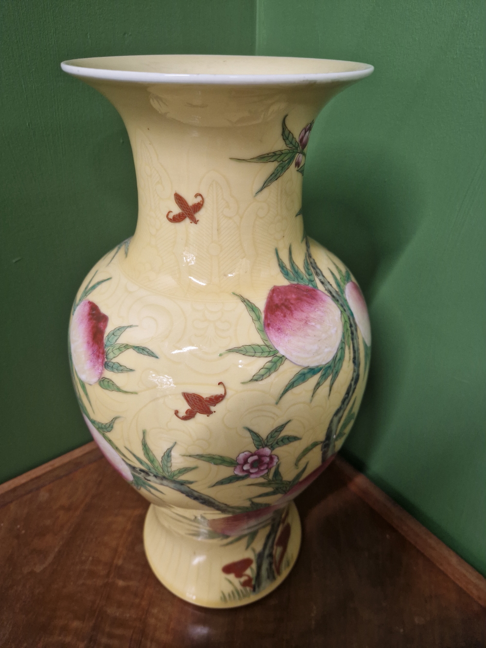 A LARGE ORIENTAL VASE WITH YELLOW GROUND AND FRUIT TREE DECORATION- LATER MOUNTED AS A LAMP. - Image 26 of 27