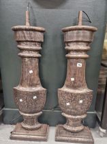 A PAIR OF IRON FLATTENED BALUSTER TABLE LAMPS SUPPORTED ON RECTANGULAR FEET. H 90cms.