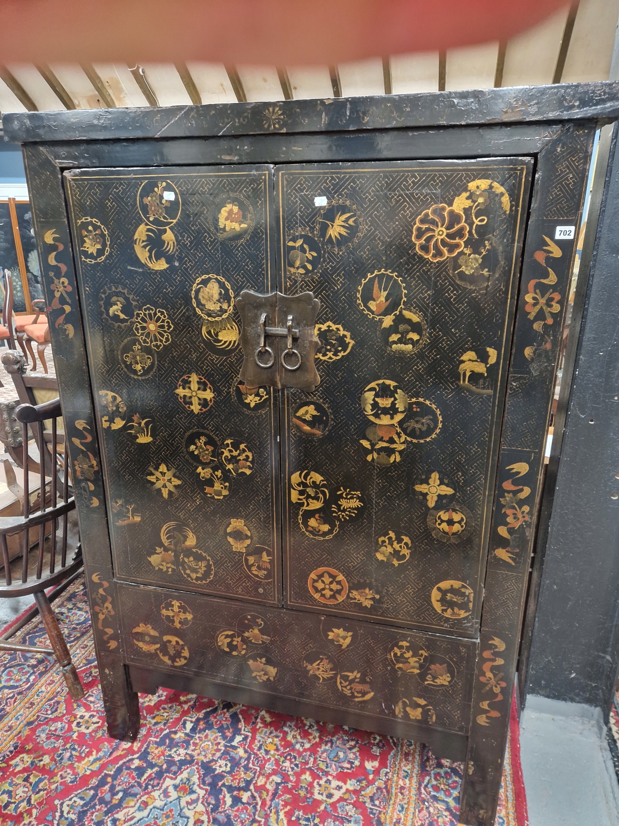 A PAIR OF CHINESE BLACK LACQUERED CABINETS, THE DOORS GILT WITH ROUNDELS ON A GEOMETRIC GROUND AND - Image 2 of 22