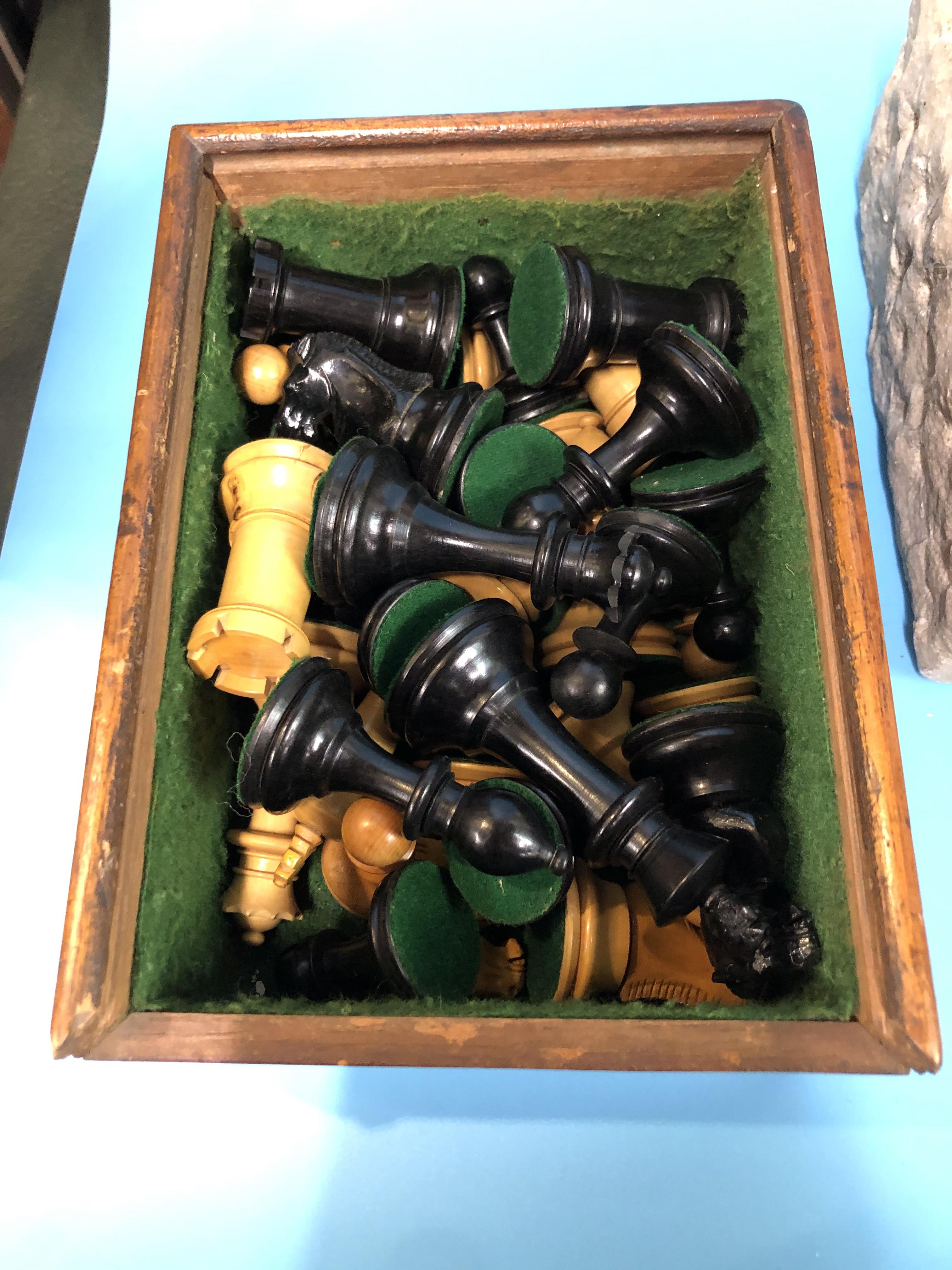 A BOXED WOODEN STAUNTON PATTERN CHESS SET, THE KINGS. H 8cms. - Image 3 of 3
