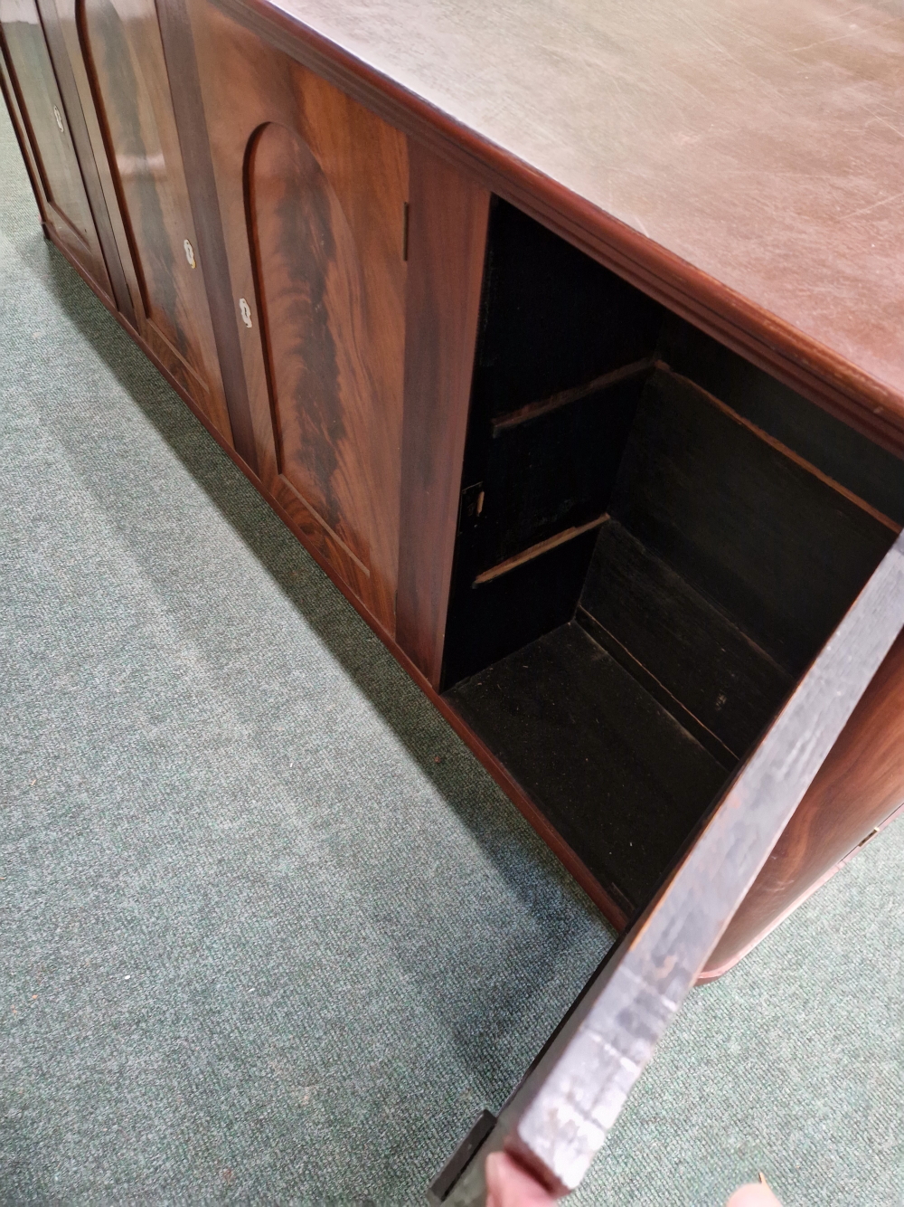 A MAHOGANY SHOP COUNTER FITTED WITH MULTIPLE DRAWERS AND CUPBOARDS EACH WITH WHITE CERAMIC KNOB - Image 10 of 23