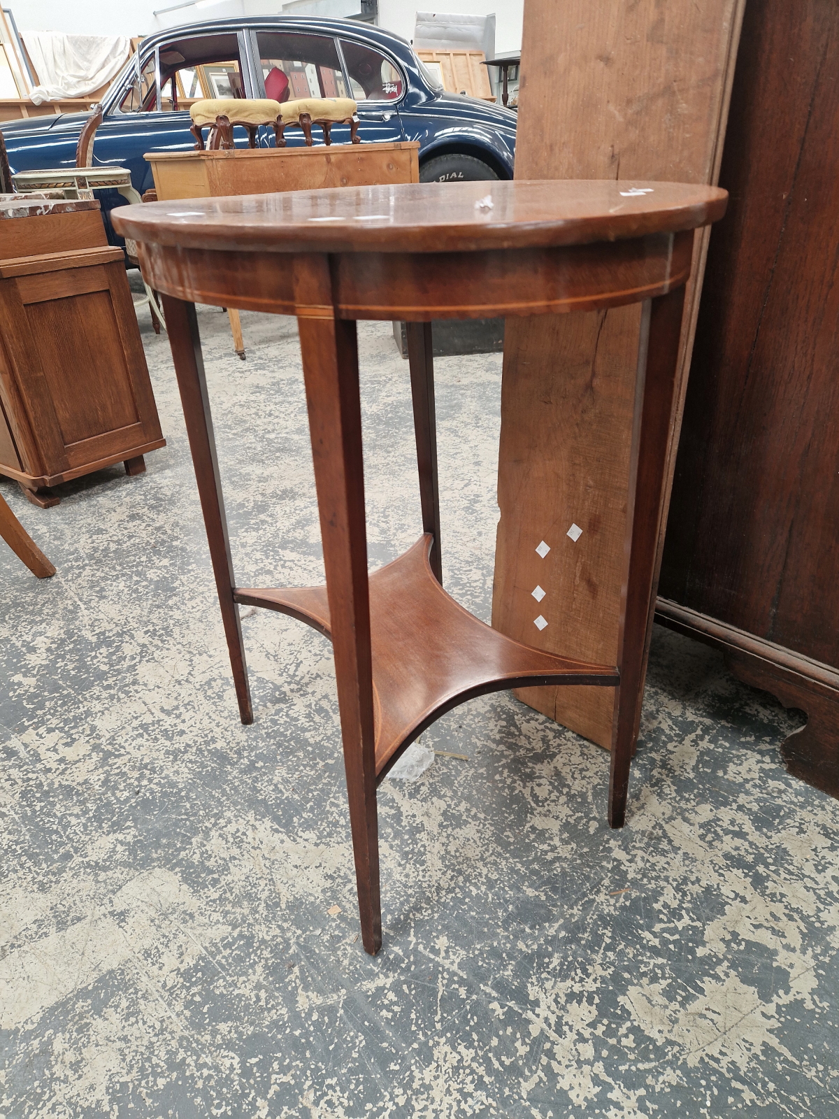 AN EDWARDIAN INLAID AND CROSS BANDED OAVAL OCCASIONAL TABLE WITH LOWER TIER. - Image 3 of 3