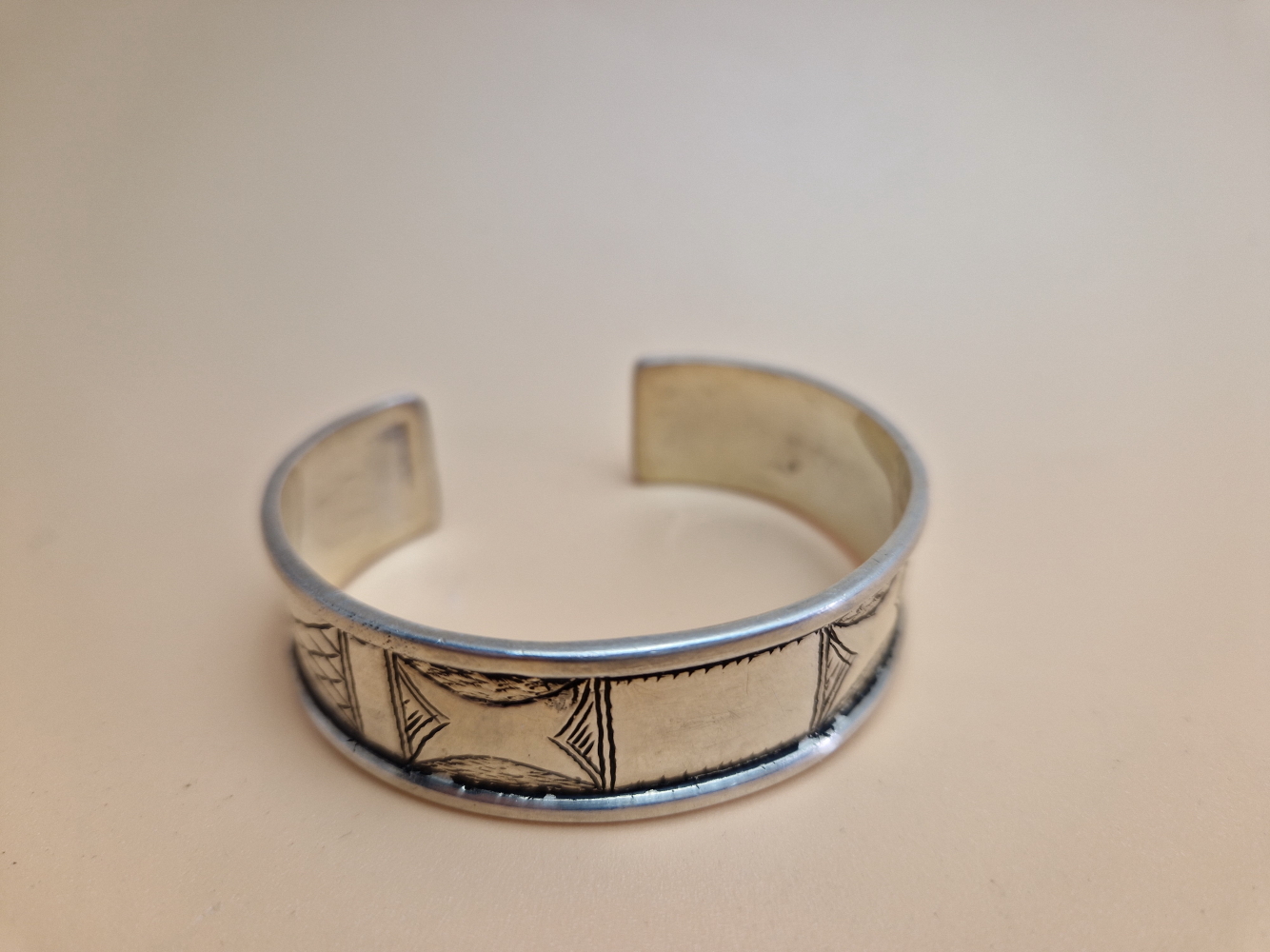 A WANG HING CHINESE SILVER PAGODA FORM PEPPER TOGETHER WITH A WHITE METAL TORQUE BANGLE, A PAIR OF - Image 5 of 10