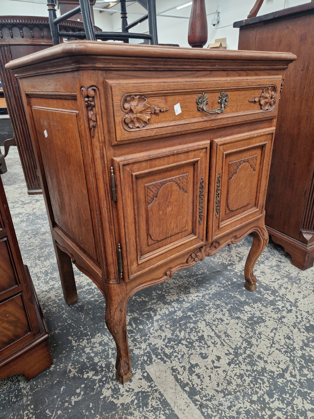 AN OAK SIDE CABINET WITH A DRAWER ABOVE PANELLED DOORS, CABRIOLE FRONT LEGS ON CARVED FEET - Image 2 of 4