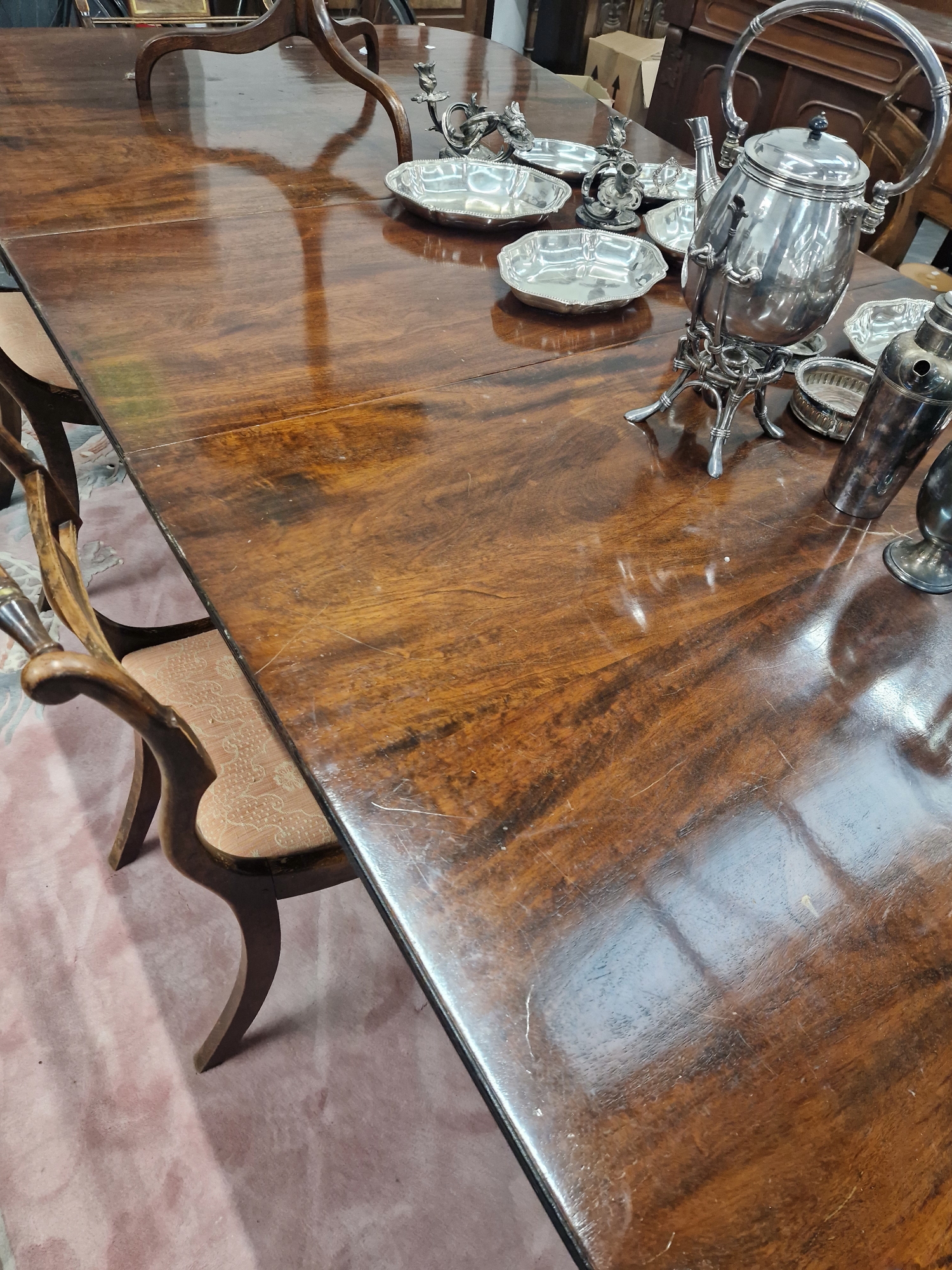A GOOD QUALITY REGENCY STYLE MAHOGANY THREE PILLAR DINING TABLE WITH ONE LEAF, THE RECTANGULAR TOP - Image 6 of 8