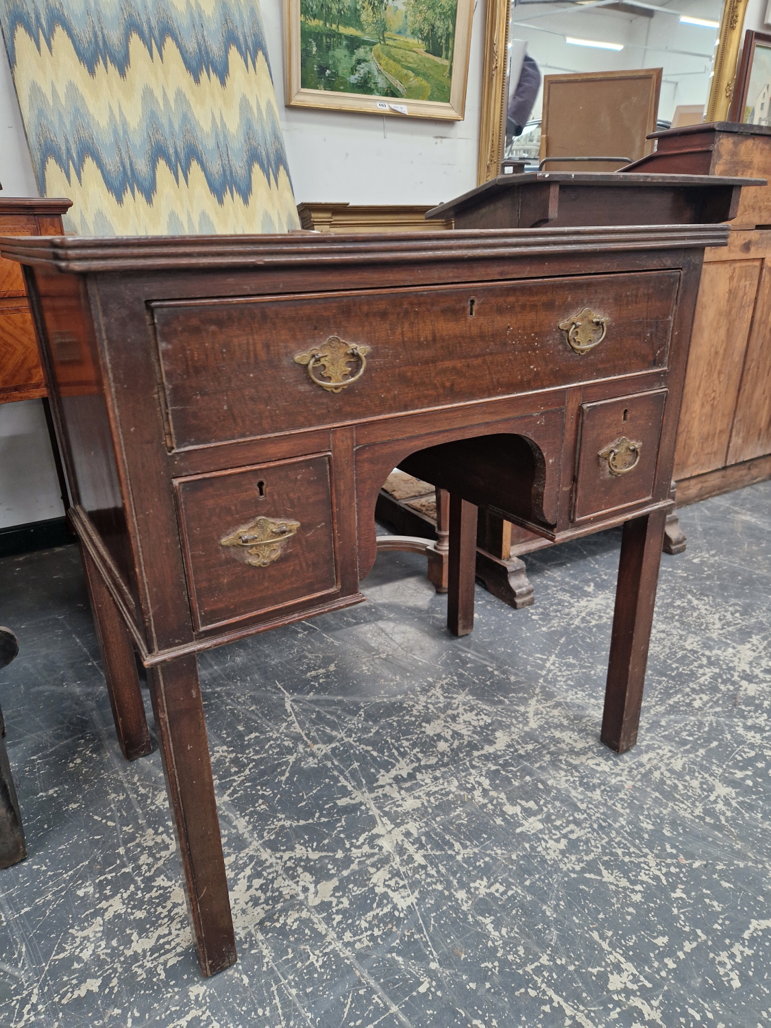 AN EDWARDIAN 18TH CENTURY STYLE MAHOGANY LOWBOY WITH THREE DRAWERS.