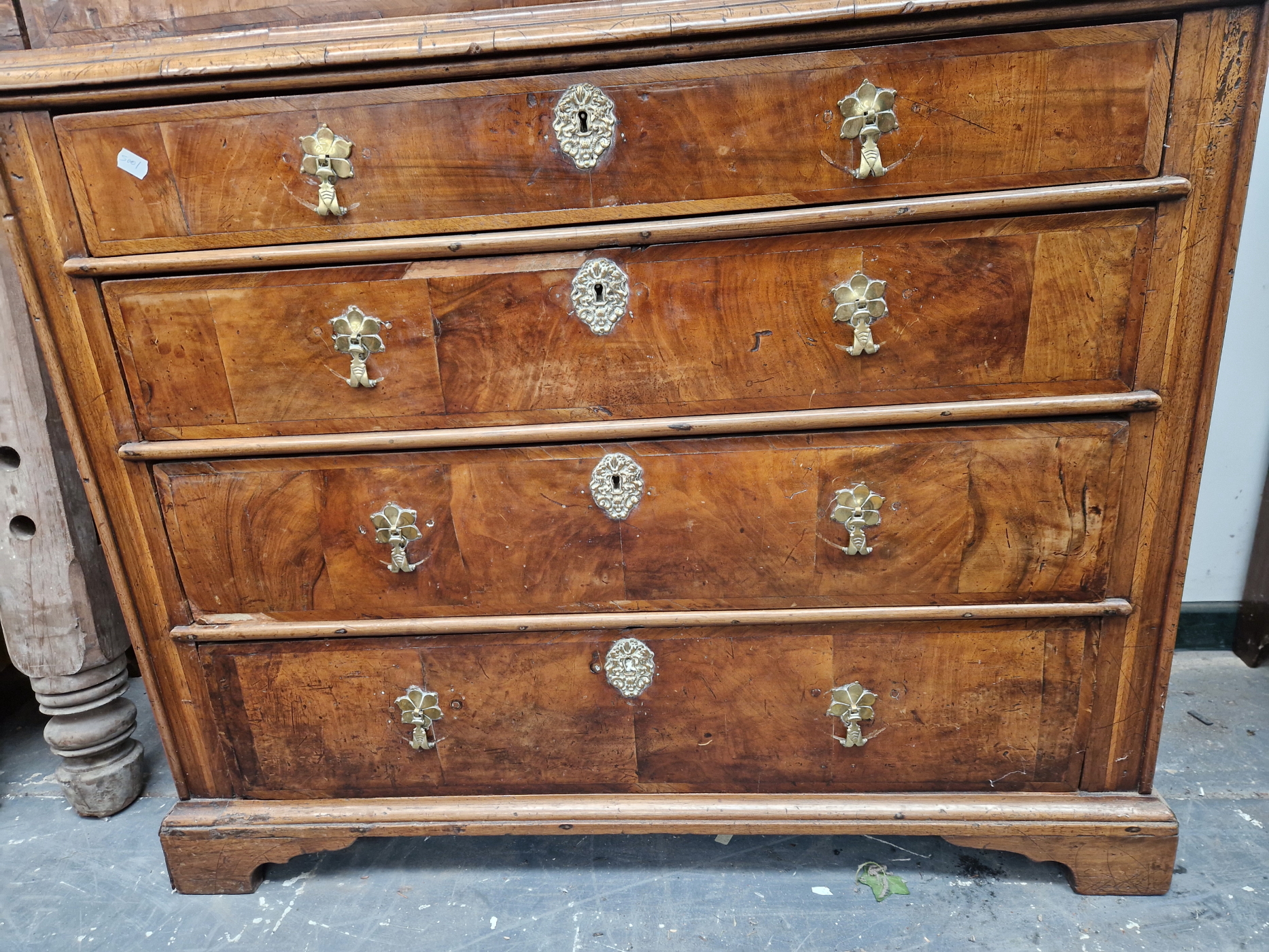 AN EARLY 18th C. WALNUT DROP FRONT BUREAU CHEST, AN OVOLO FRONT DRAWER ABOVE THE FALL, THE BASE WITH - Image 2 of 9
