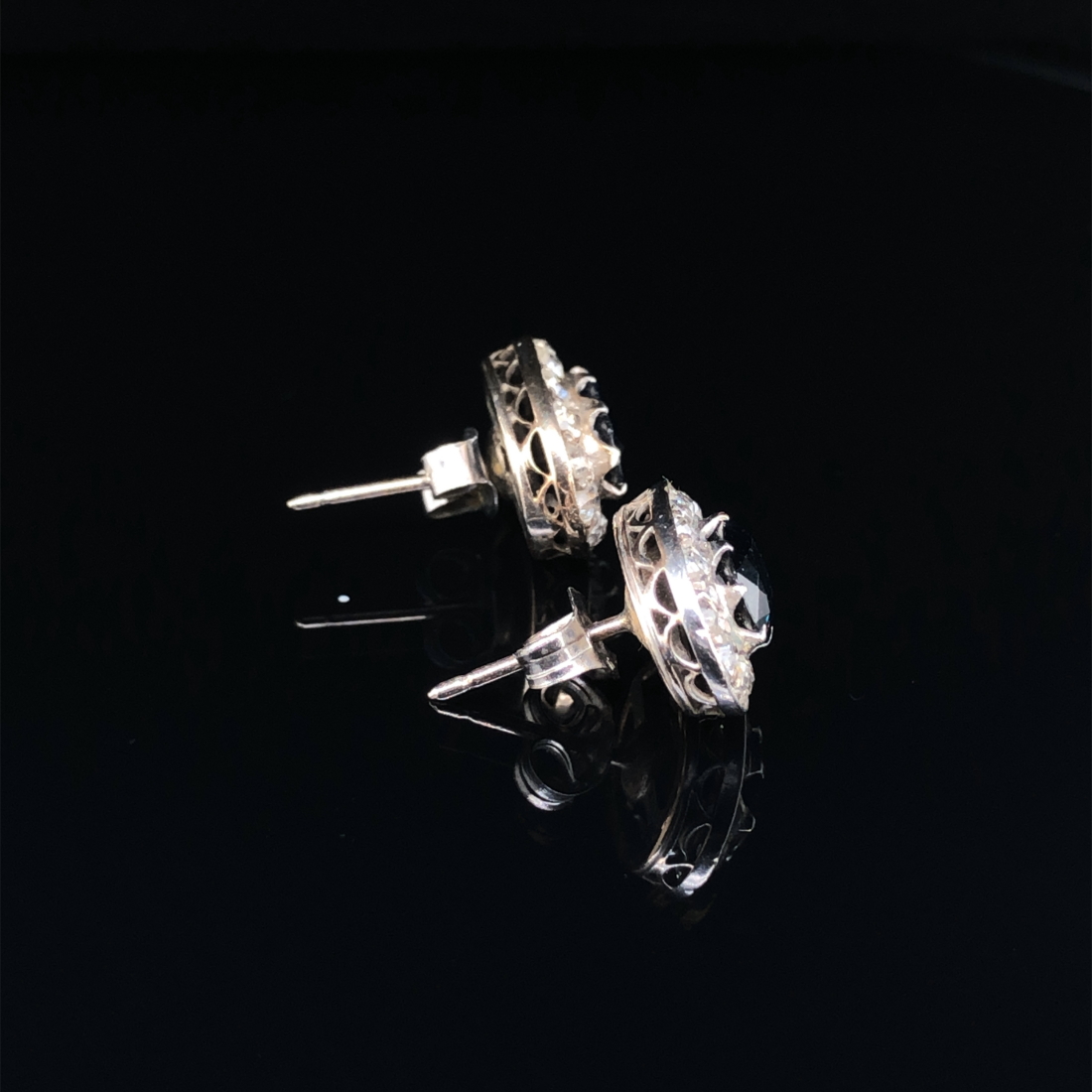 A PAIR OF EARLY 20th CENTURY SAPPHIRE AND DIAMOND CLUSTER STUD EARRINGS. ESTIMATED APPROX. TOTAL - Image 5 of 6
