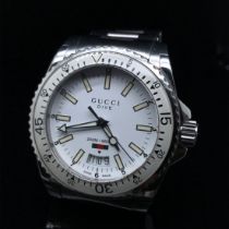 A GUCCI DIVE WATCH, WHITE DIAL AND BATONS, ON A STAINLESS STEEL BRACELET STRAP WITH A BUTTERFLY