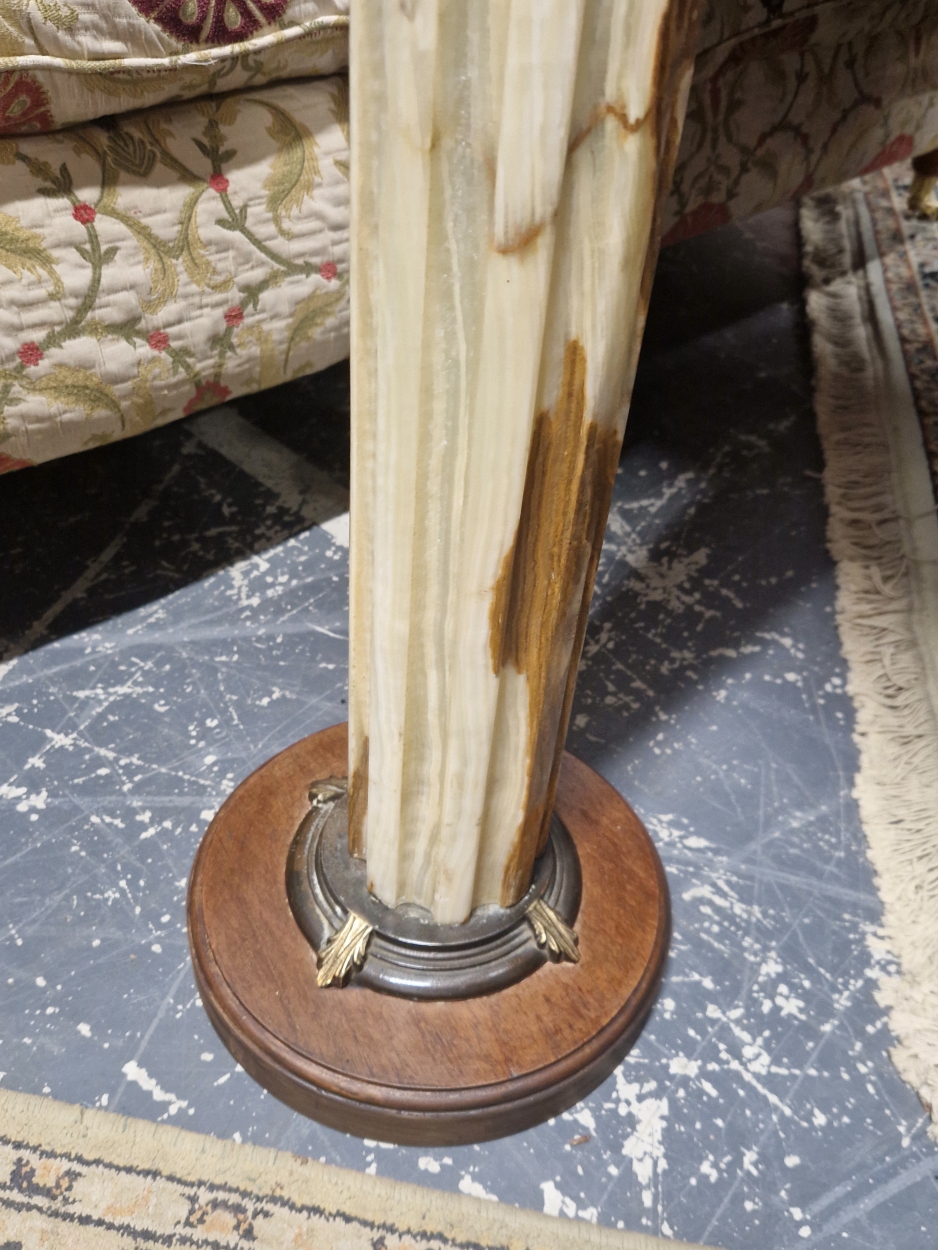 A GREEN ONYX AND GILT METAL FLUTED COLUMNAR STAND - Image 2 of 4