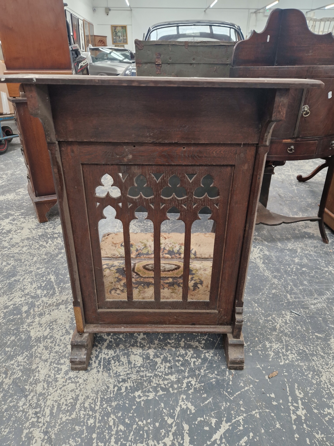 A VICTORIAN GOTHIC REVIVAL PRAYER STAND WITH PIERCED ARCH PANEL FRONT. - Image 4 of 4