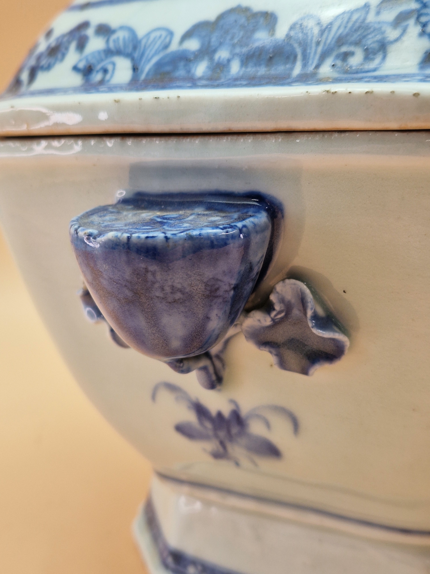 AN 18th C. CHINESE BLUE AND WHITE SOUP TUREEN AND COVER PAINTED ON EACH SIDE OF THE LOTUS SEED POD - Image 4 of 8