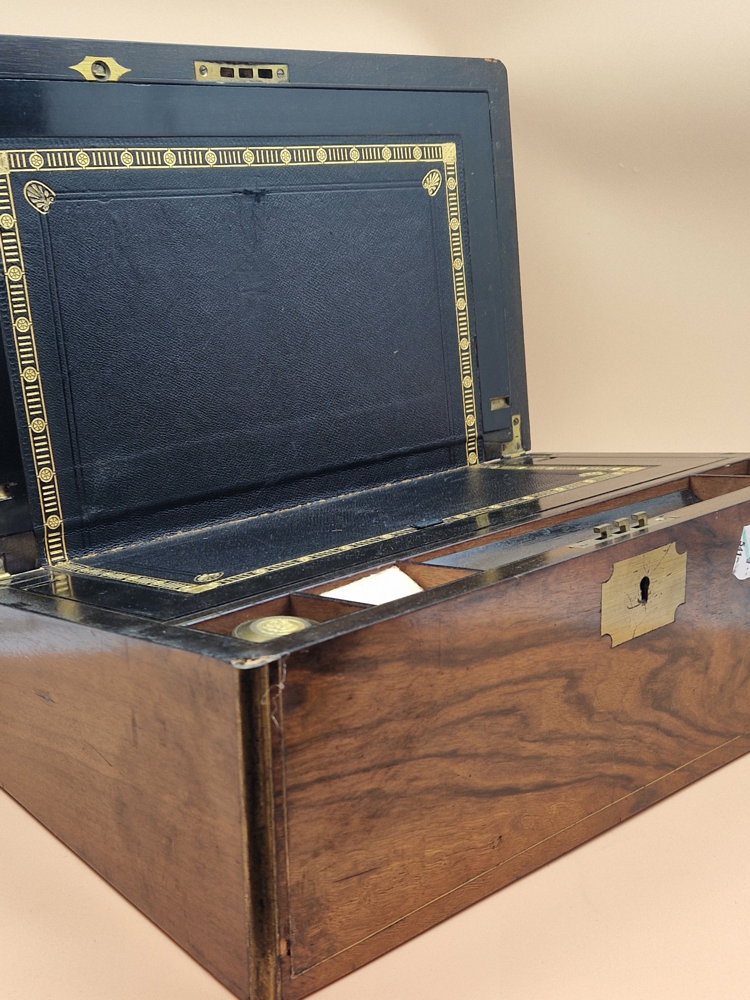 A VICTORIAN BRASS BOUND ROSEWOOD WRITING SLOPE WITH INTERIOR INKWELL, COMPARTMENT AND DRAWERS. W - Image 6 of 8