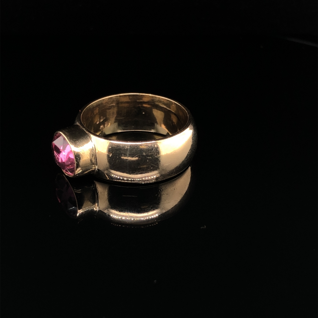 A GEM SET RING. THE WIDE RING UNHALLMARKED, ASSESSED AS 10ct GOLD, THE GEMSTONE SETTING ASSESSED - Image 2 of 6