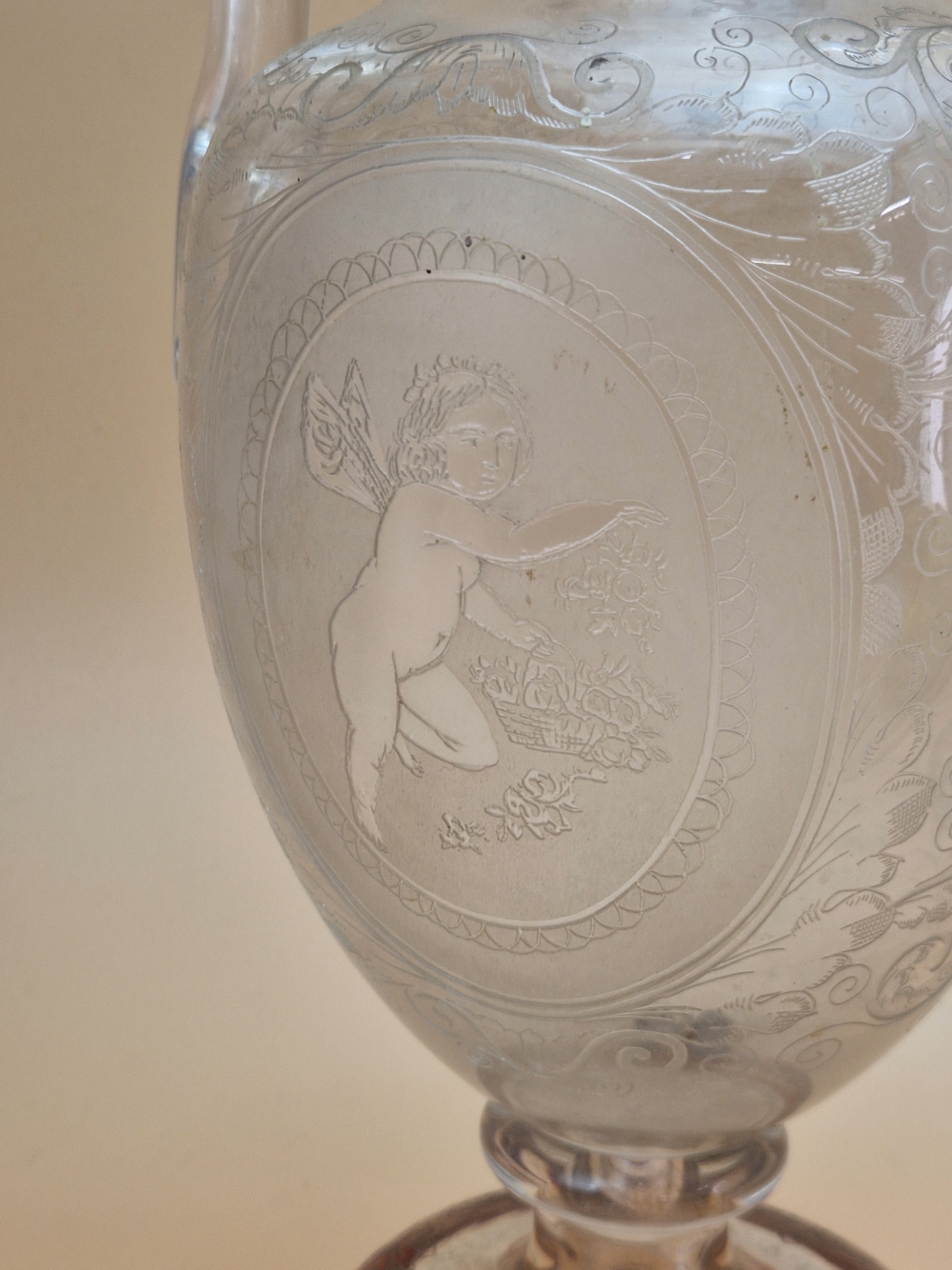 A CLEAR GLASS BALUSTER EWER ETCHED WITH CUPID OVALS AND WITH A CRANBERRY TRAILED RIM AND FOOT, A - Image 7 of 14