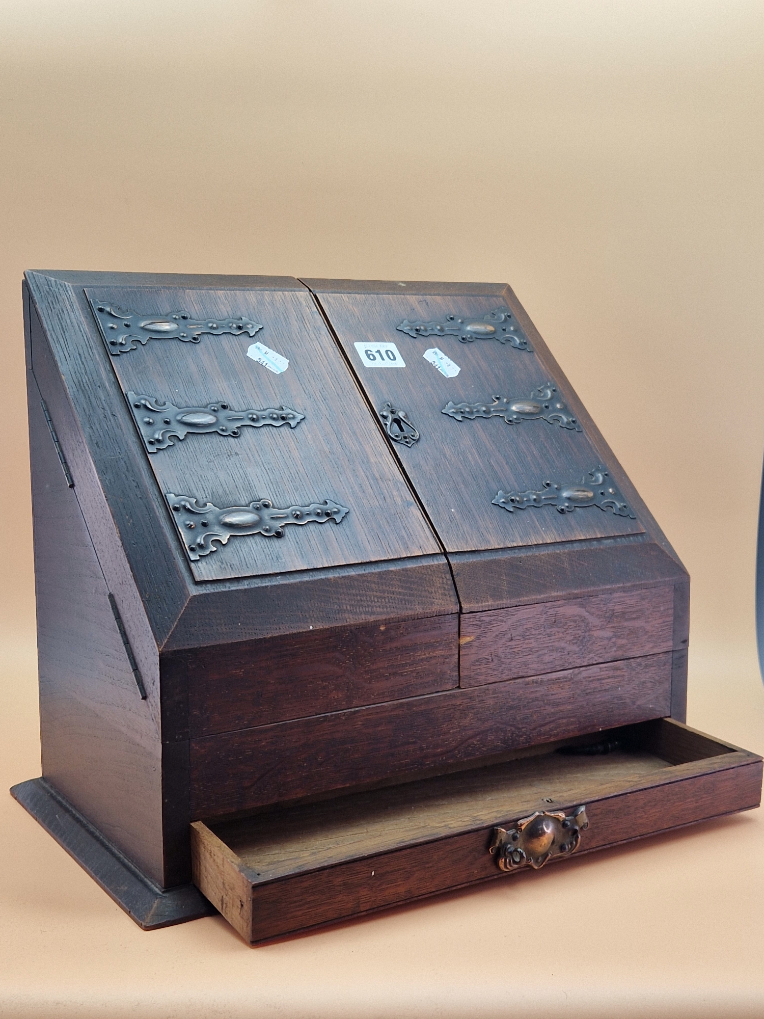 A COPPER MOUNTED OAK STATIONARY BOX, THE CENTRALLY SPLIT SLOPING DOORS ABOVE A SHALLOW DRAWER. W - Image 7 of 7