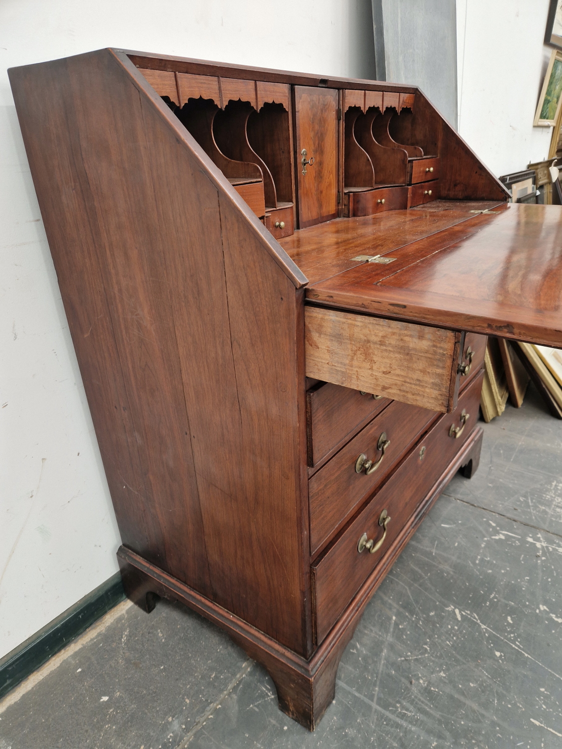 A GEORGE III FRUIT WOOD BUREAU, THE FALL ABOVE FOUR GRADED DRAWERS - Image 5 of 6