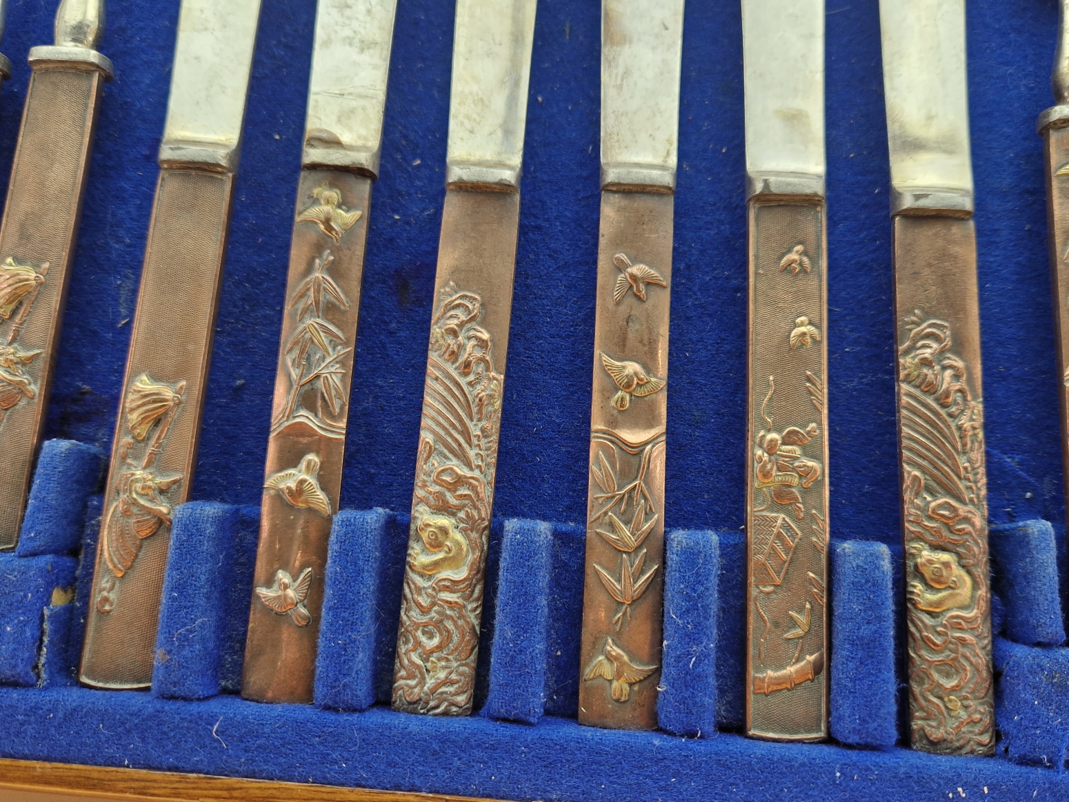 A TRAY OF SIX FRUIT KNIVES AND FORKS, EACH WITH PARCEL GILT COPPER JAPANESE KOZUKA HANDLES - Image 3 of 9