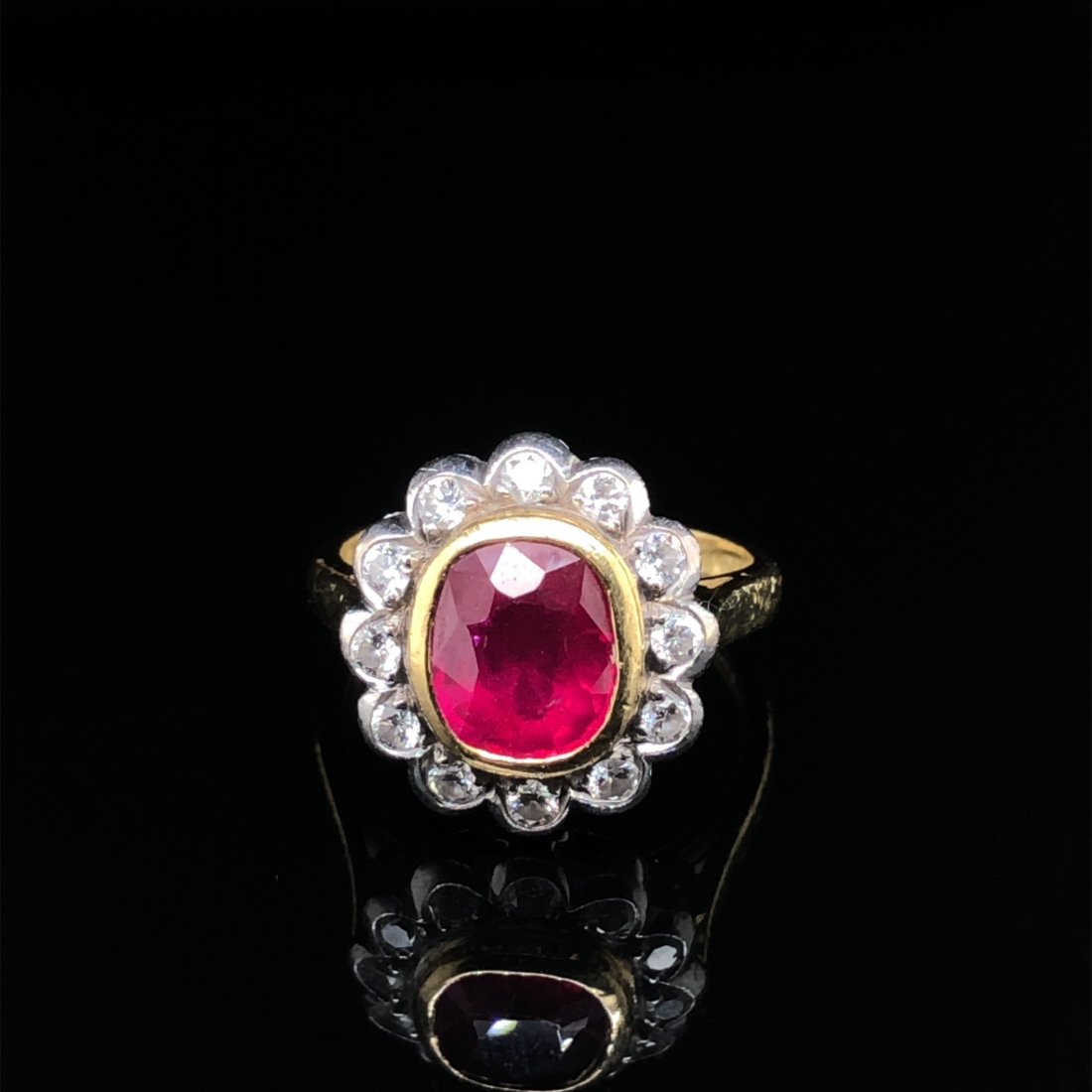 AN 18ct HALLMARKED GOLD RUBY AND DIAMOND OVAL SHAPED CLUSTER RING. THE SINGLE MEDIUM TO DARK - Image 12 of 20