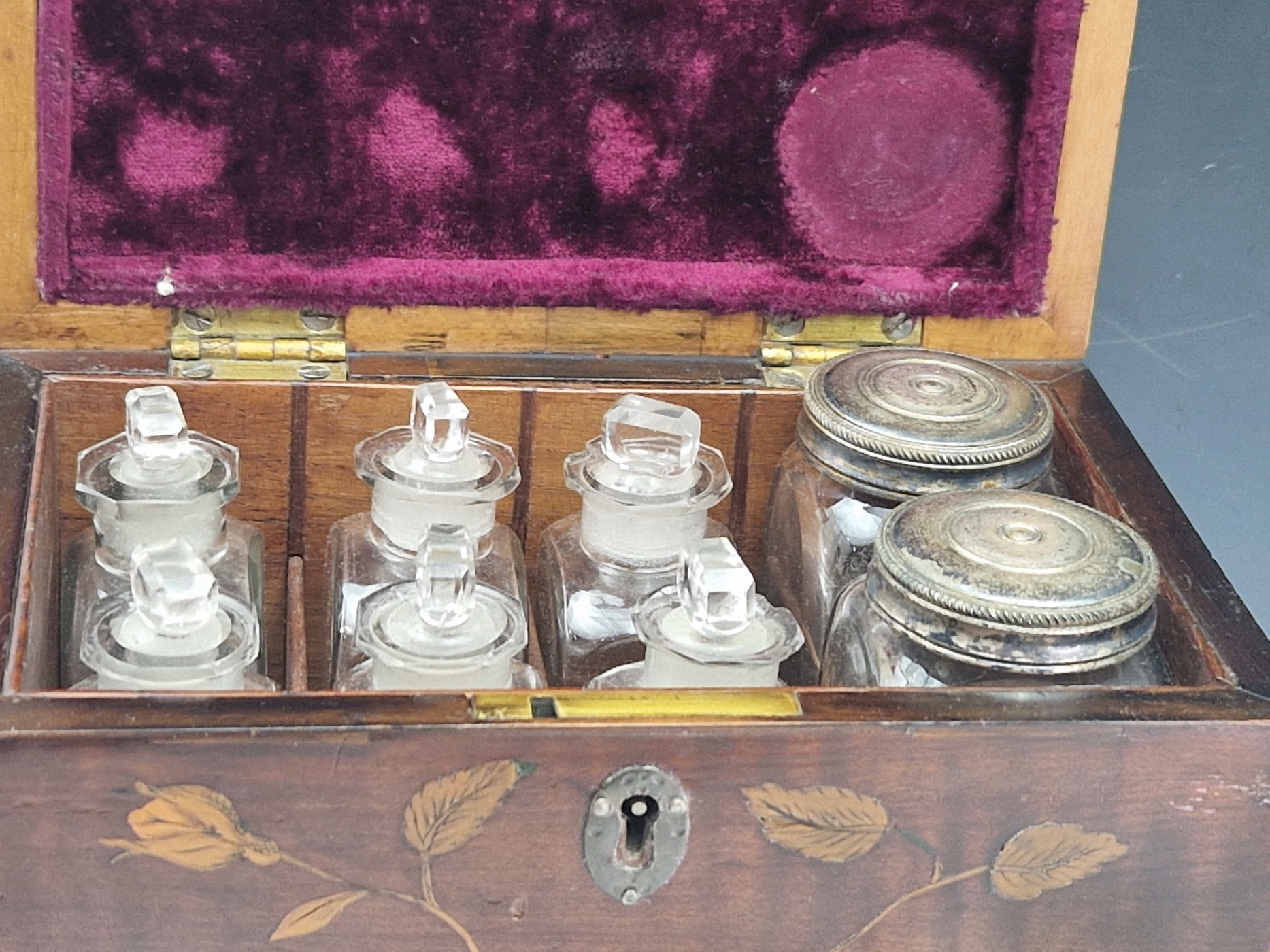 A FLORAL MARQUETRIED MAHOGANY PHARMACY CHEST CONTAINING EIGHT BOTTLES, THE BOX. W 18cms. - Image 2 of 8