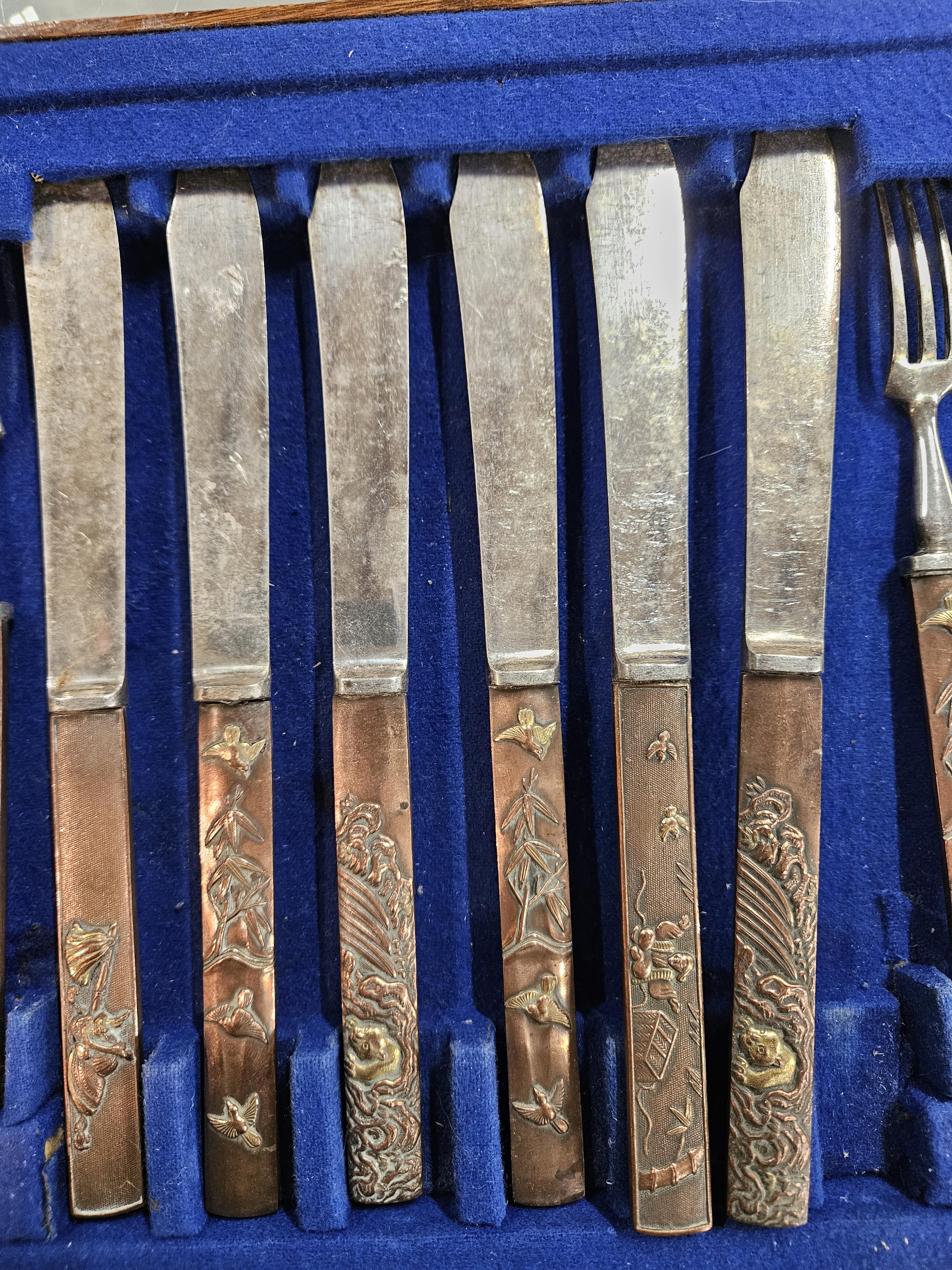 A TRAY OF SIX FRUIT KNIVES AND FORKS, EACH WITH PARCEL GILT COPPER JAPANESE KOZUKA HANDLES - Image 8 of 9