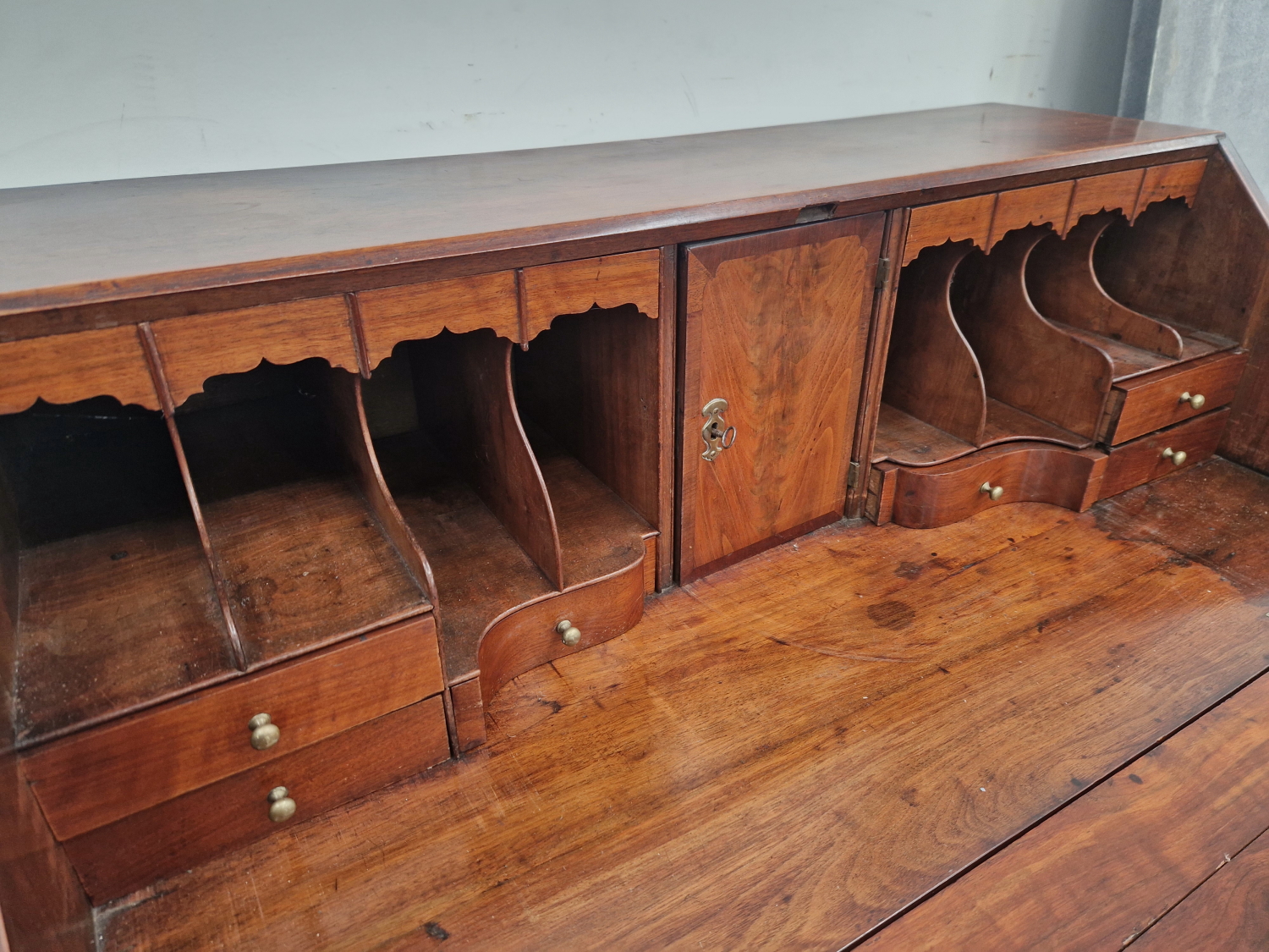 A GEORGE III FRUIT WOOD BUREAU, THE FALL ABOVE FOUR GRADED DRAWERS - Image 4 of 6