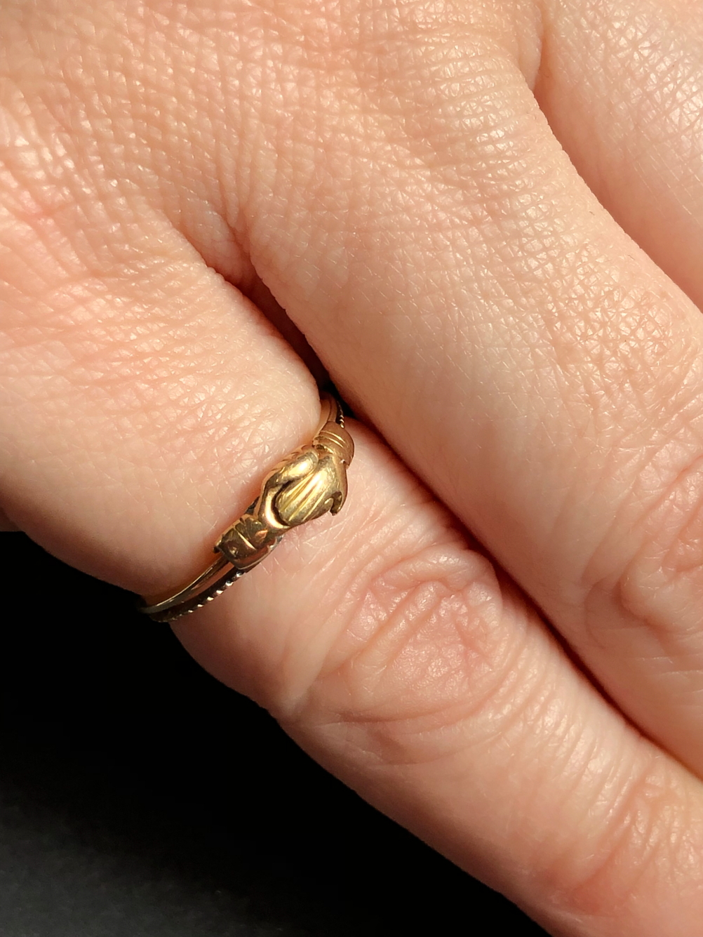 AN ANTIQUE CLASPED HANDS FEDE TYPE RING. NO ASSAY MARKS, ASSESSED AS 16ct GOLD SHANK AND 12ct GOLD - Image 2 of 4