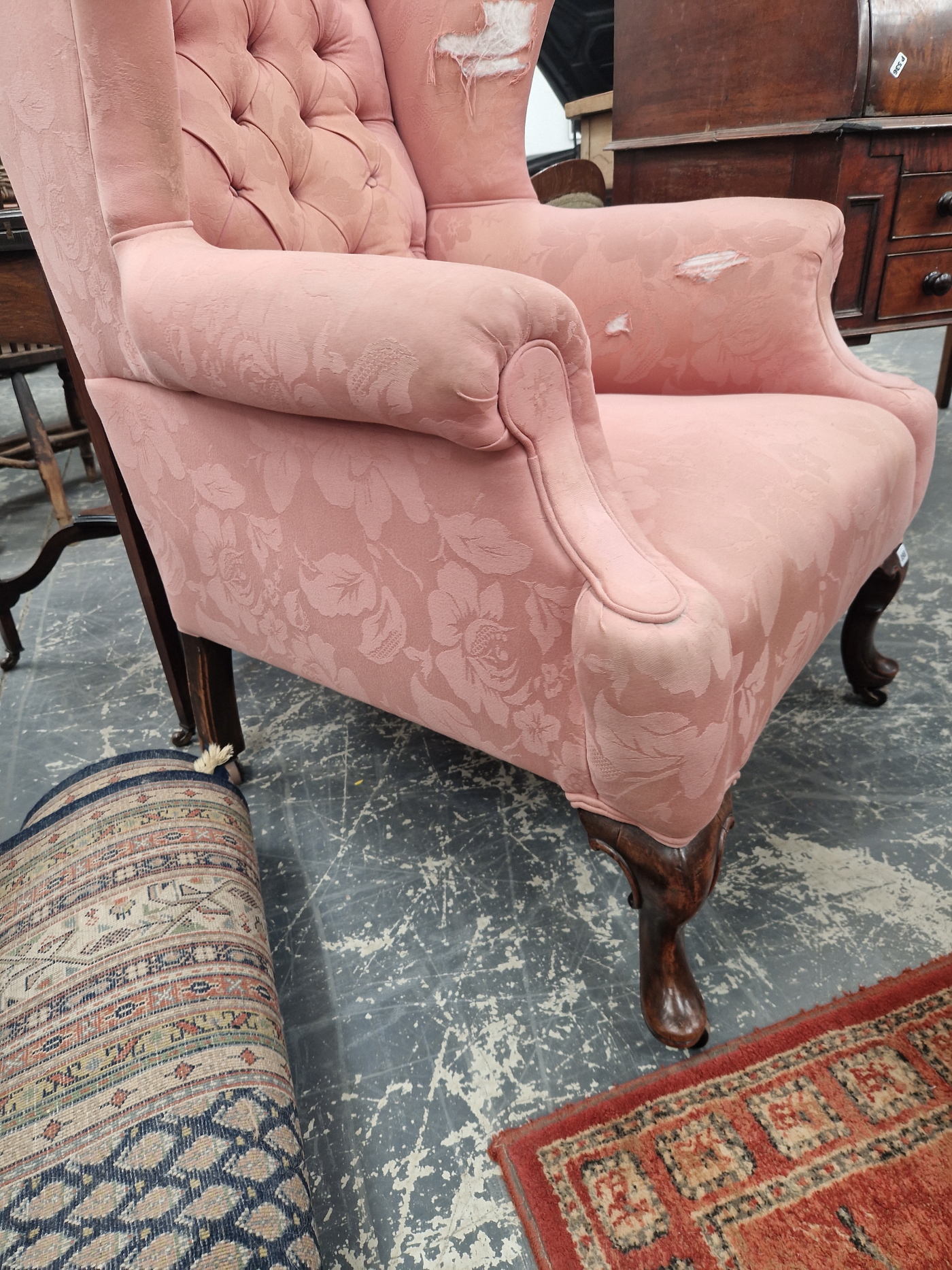 A MAHOGANY WING BACK ARMCHAIR BUTTON UPHOLSTERED IN PINK - Image 5 of 6