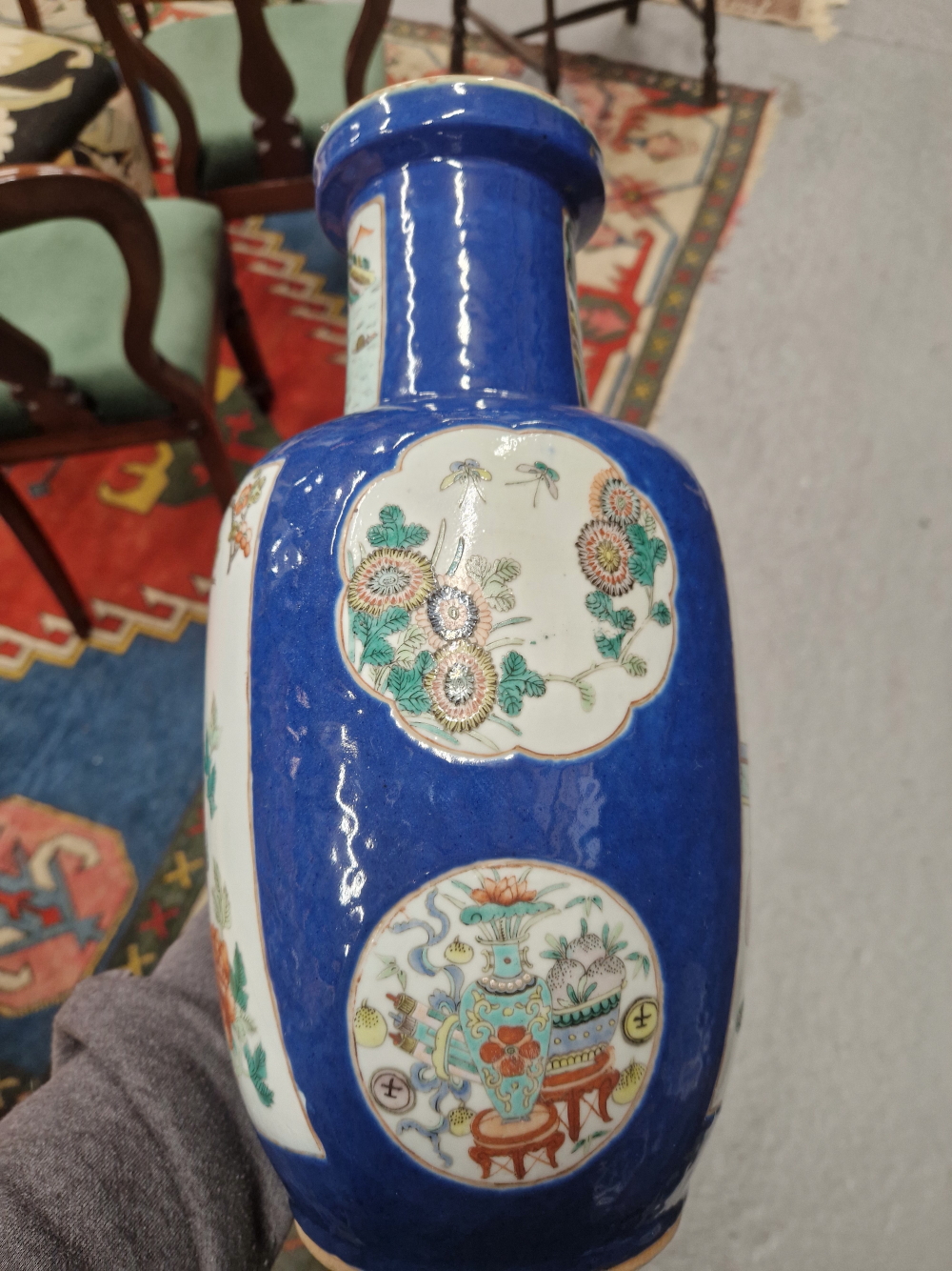 A CHINESE BLUE GROUND VASE PAINTED WITH A RESERVE OF THREE LADIES ON A TERRACE AND WITH GARDEN - Image 10 of 17