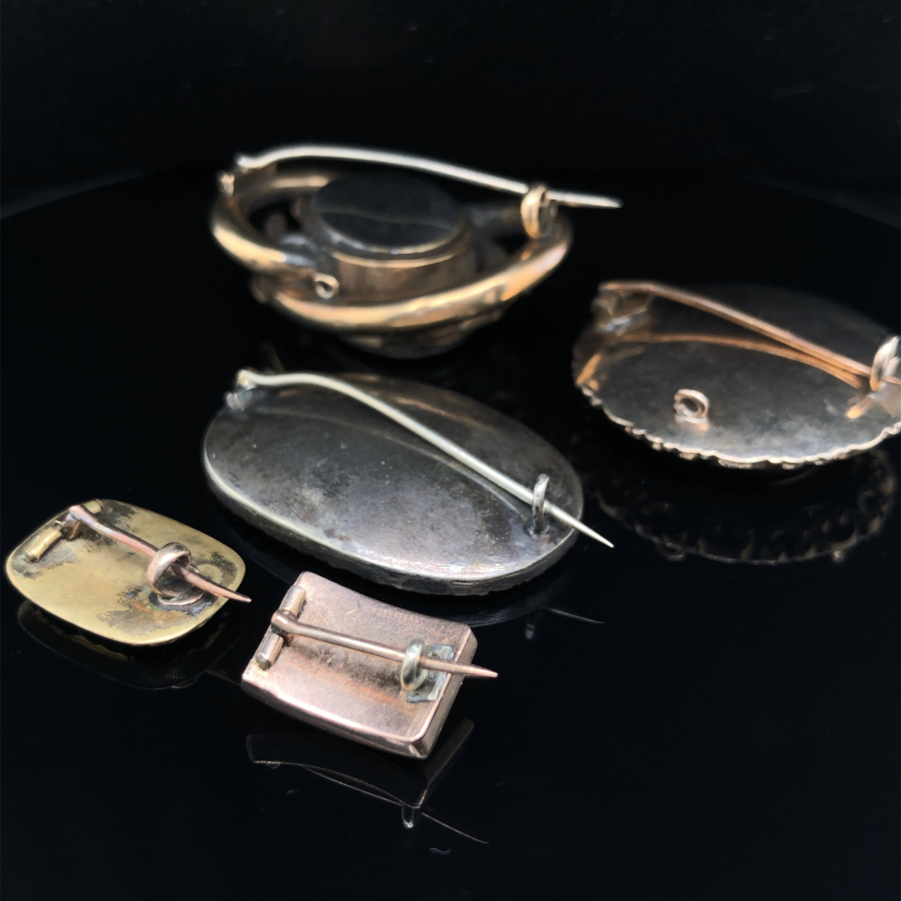 A GROUP OF FIVE ANTIQUE MOURNING BROOCHES. UNHALLMARKED, THREE ASSESSED AS 9ct GOLD. GROSS WEIGHT OF - Image 2 of 5
