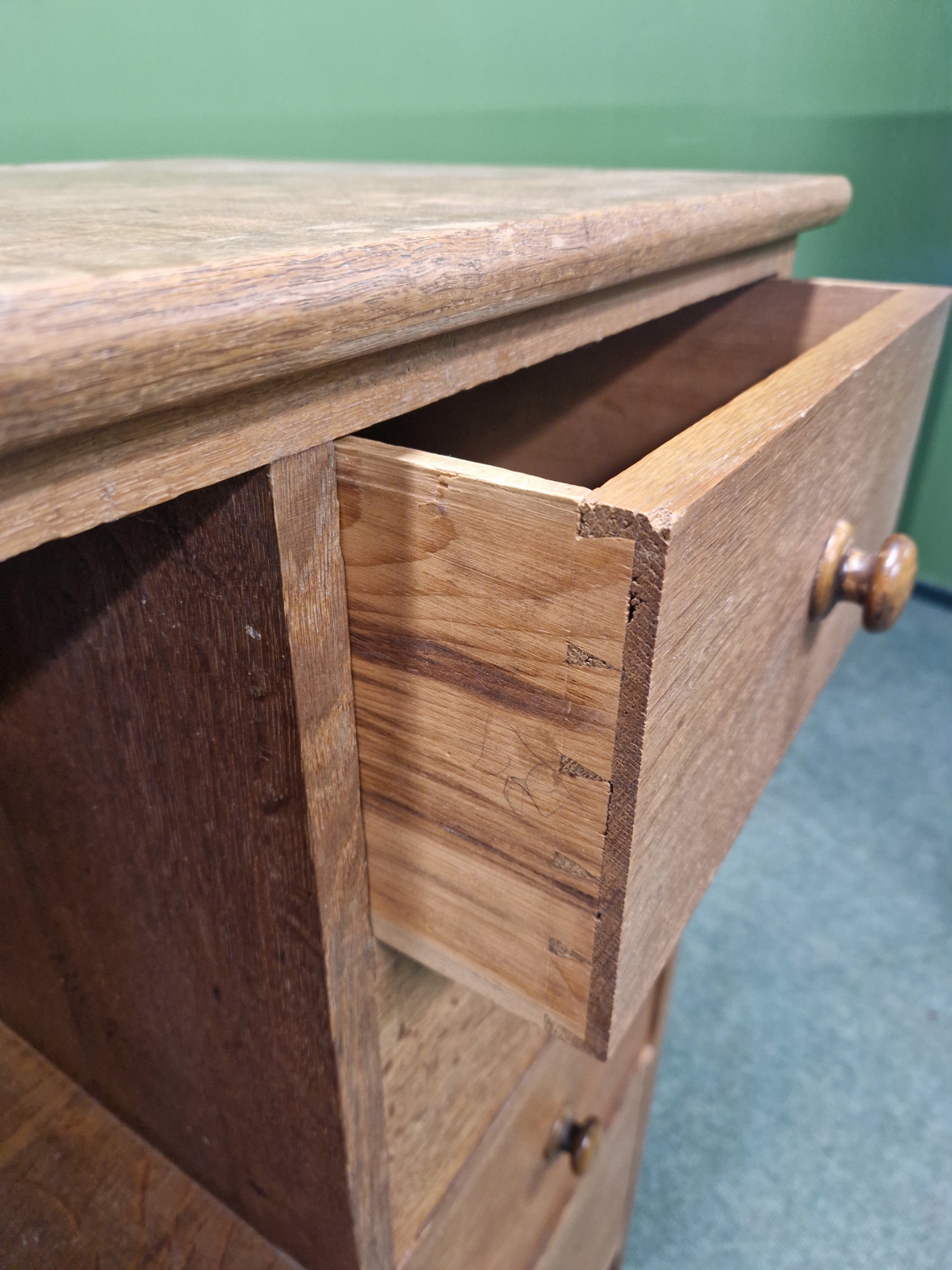 AN ARTS AND CRAFTS STYLE OAK SIDE CABINET IN THE MANNER OF HEALS. - Image 5 of 6