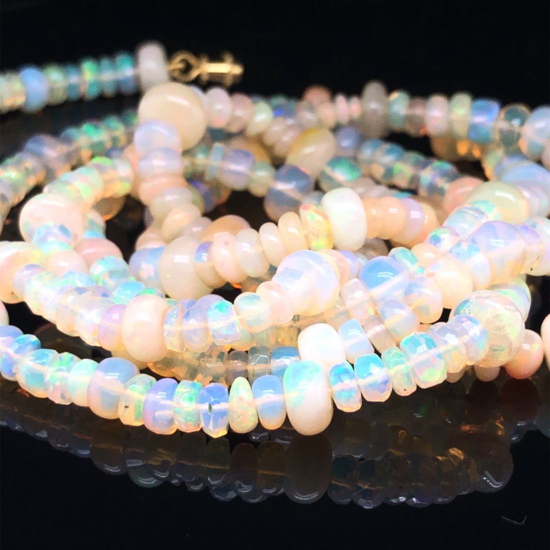 AN OPAL BEADED NECKLACE. VINTAGE OPAL ROUNDEL BEADS RECENTLY RESTRUNG. NECKLACE LENGTH 76cms. - Image 3 of 7