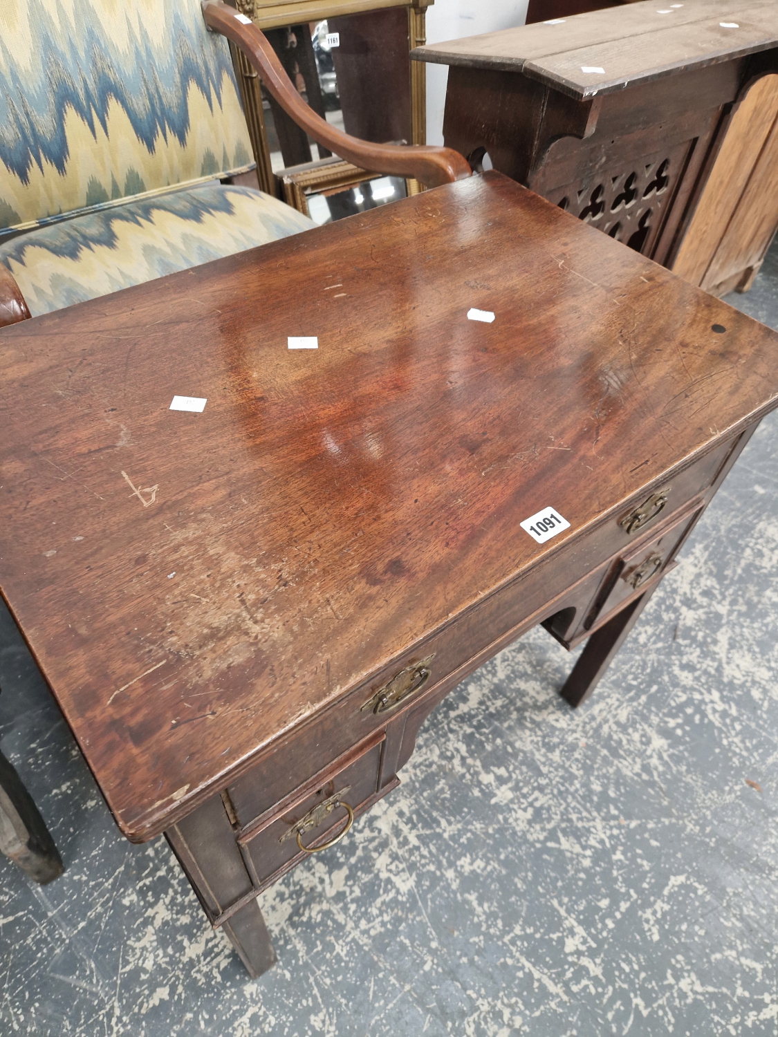 AN EDWARDIAN 18TH CENTURY STYLE MAHOGANY LOWBOY WITH THREE DRAWERS. - Image 3 of 5