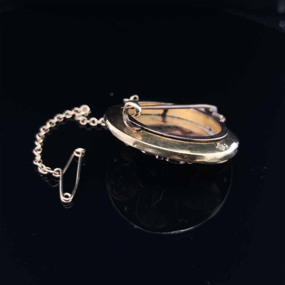 AN ANTIQUE BANDED AGATE AND GOLD BROOCH WITH OPEN PHOTO PANEL TO REVERSE, COMPLETE WITH SAFETY - Image 3 of 3