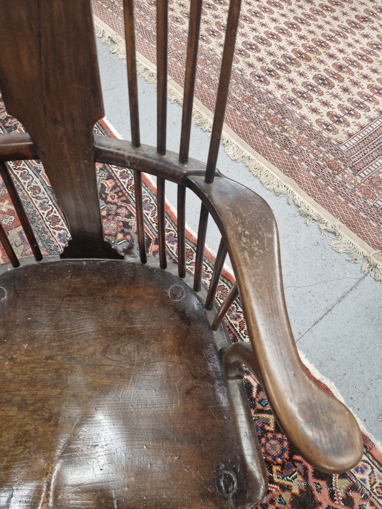 AN 18TH / 19TH CENTURY COUNTRY MADE WINDSOR TYPE CHAIR WITH SHAPED CREST RAIL AND BALUSTER BACK - Image 6 of 10