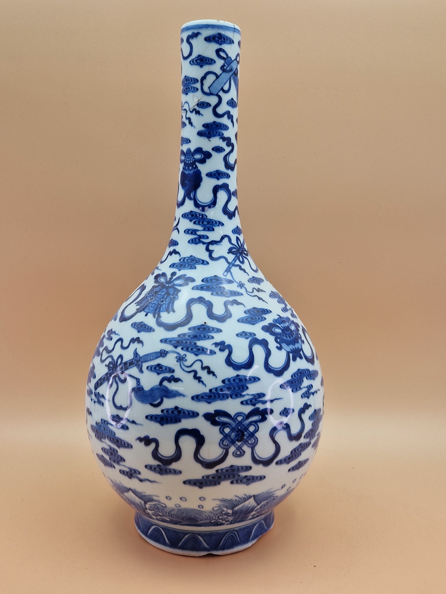 A CHINESE BLUE AND WHITE BOTTLE VASE PAINTED WITH RIBBON TIED PRECIOUS OBJECTS AMONGST CLOUDS. H - Image 2 of 18